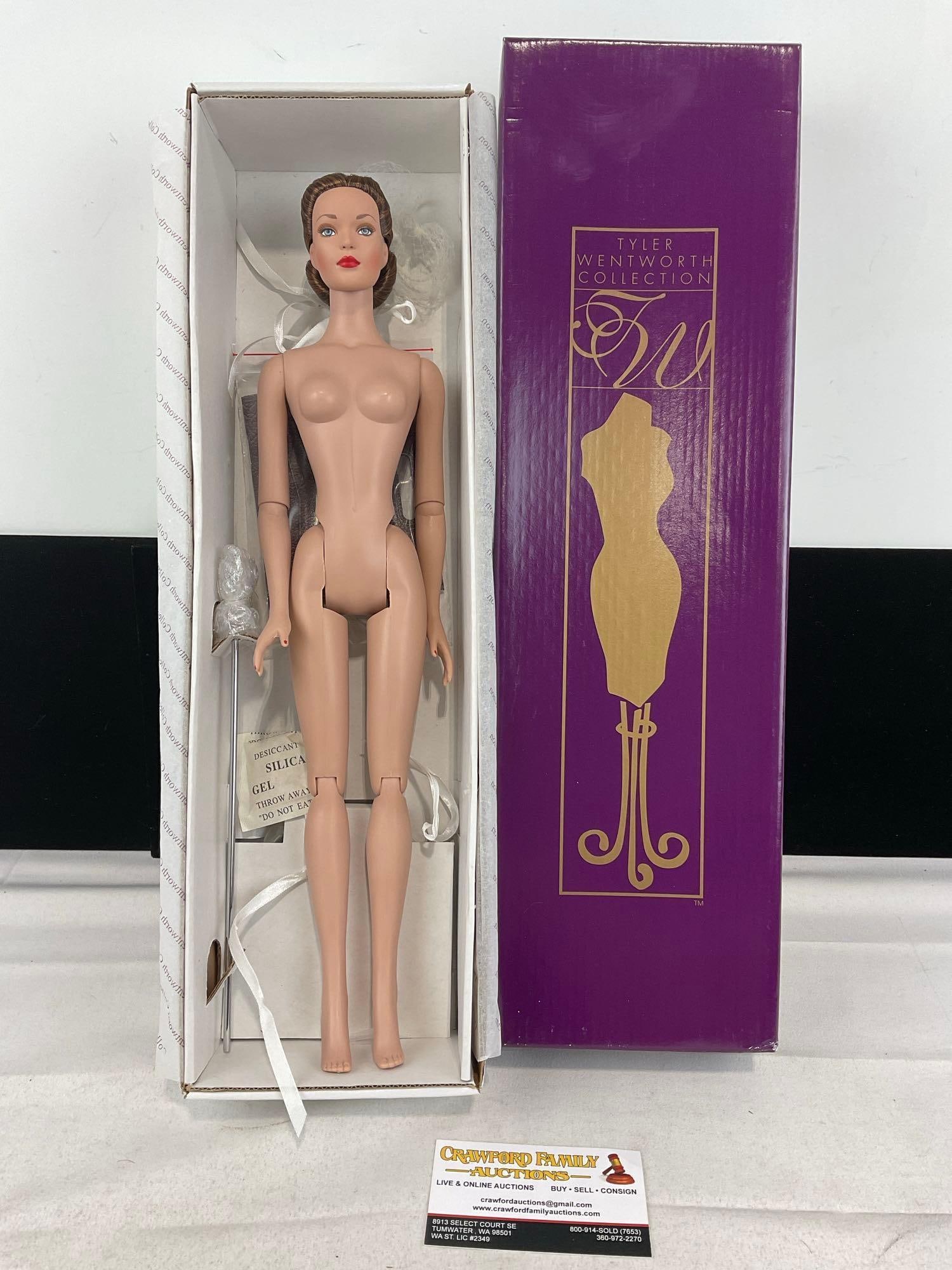 Tyler Wentworth Robert Tonner Doll, 16 inch, in original box, Signature Style BW- Brunette, TW0407: Appears to be in good shape. The piece measures approx 19h x 7w x 5d inches. See pics. E-6160