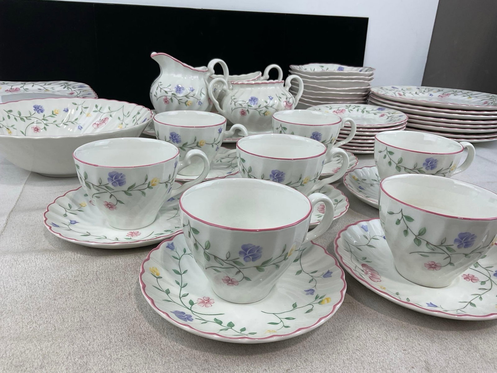Johnson Brothers Summer Chintz pattern China, 52 pieces, floral pattern - 2