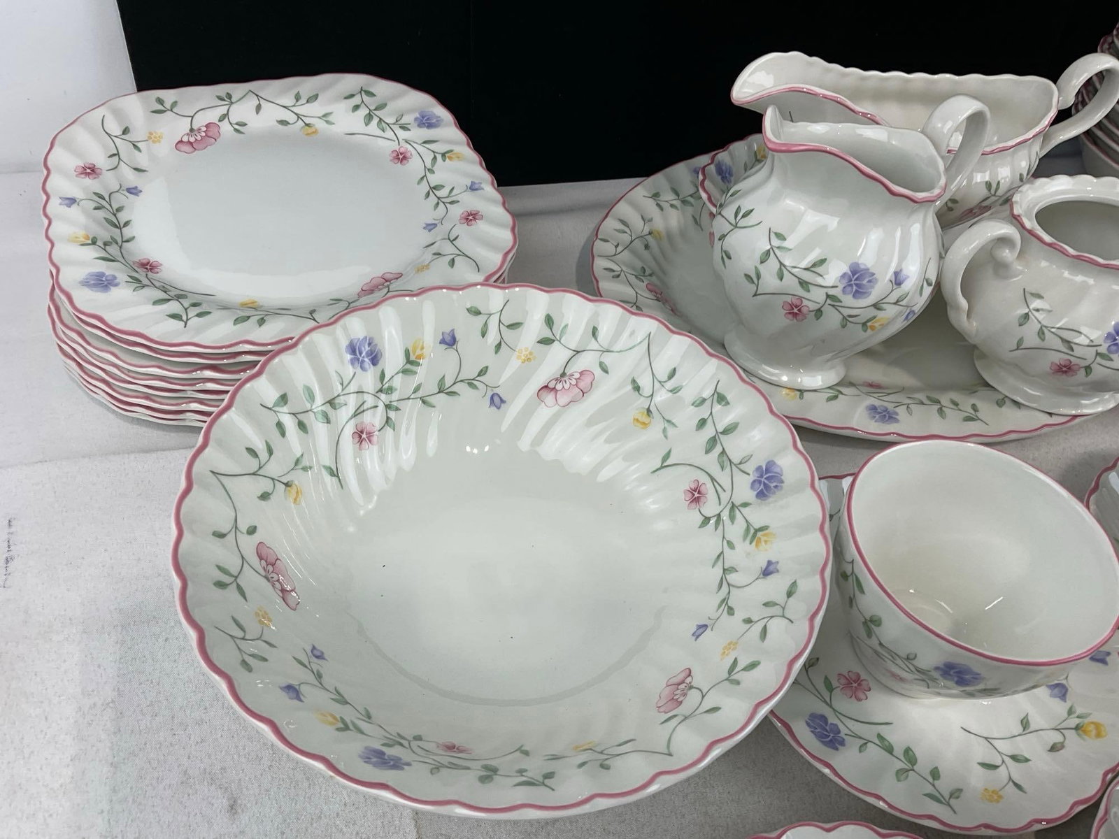 Johnson Brothers Summer Chintz pattern China, 52 pieces, floral pattern - 3