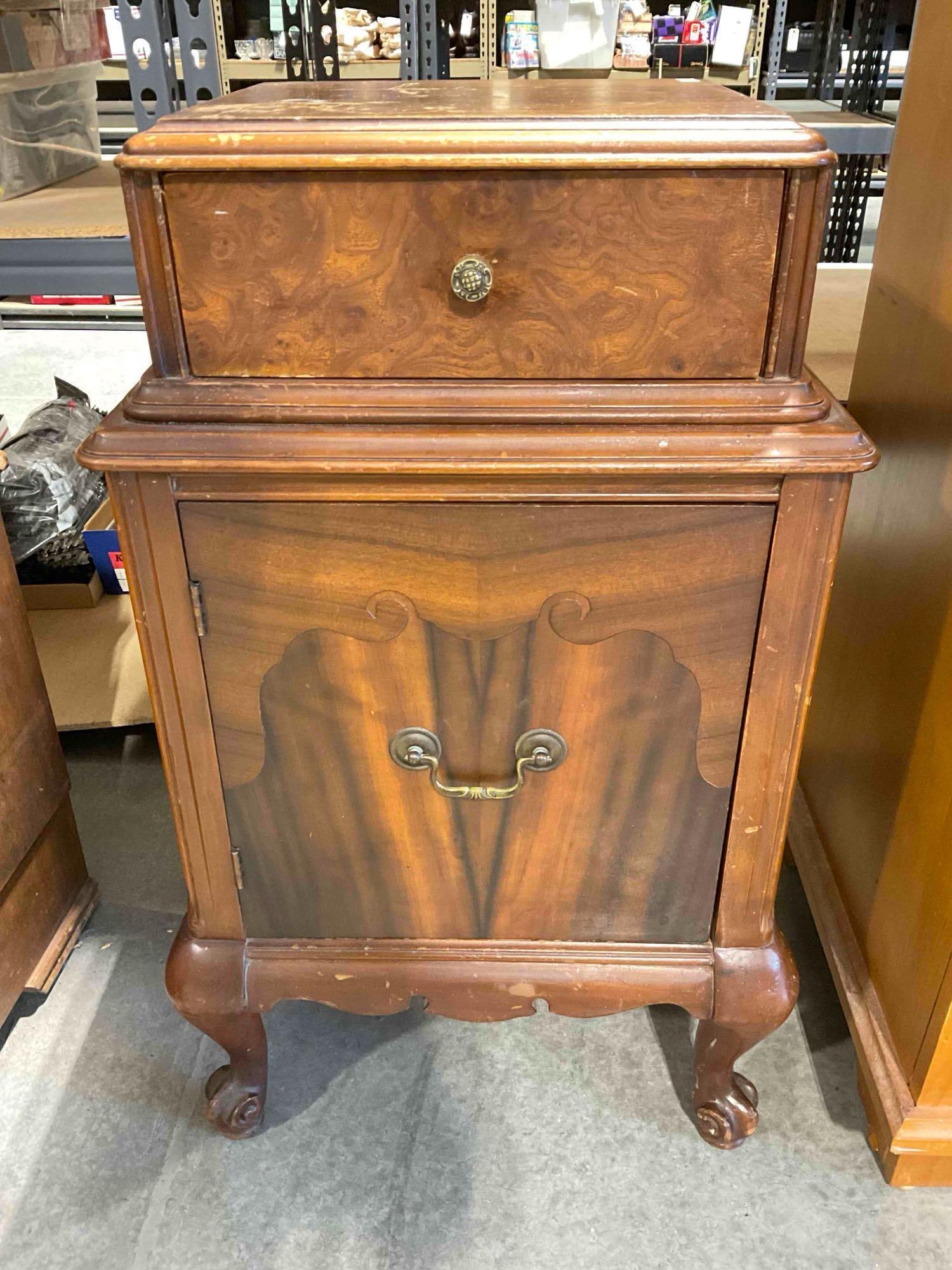 Vintage Oak Wood w/ Walnut Veneer Bedside Cabinet w/ Drawer & Cupboard. Fair Condition.: Vintage Oak Wood w/ Walnut Veneer Bedside Cabinet w/ Drawer & Cupboard. Fair Condition. Piece has wear indicative of age and use, otherwise looks to be in fair condition. Measures 17" x 13" x 30"
