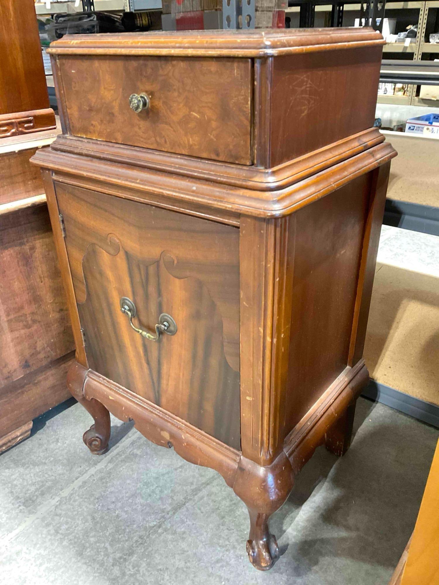 Vintage Oak Wood w/ Walnut Veneer Bedside Cabinet w/ Drawer & Cupboard. Fair Condition. - 3