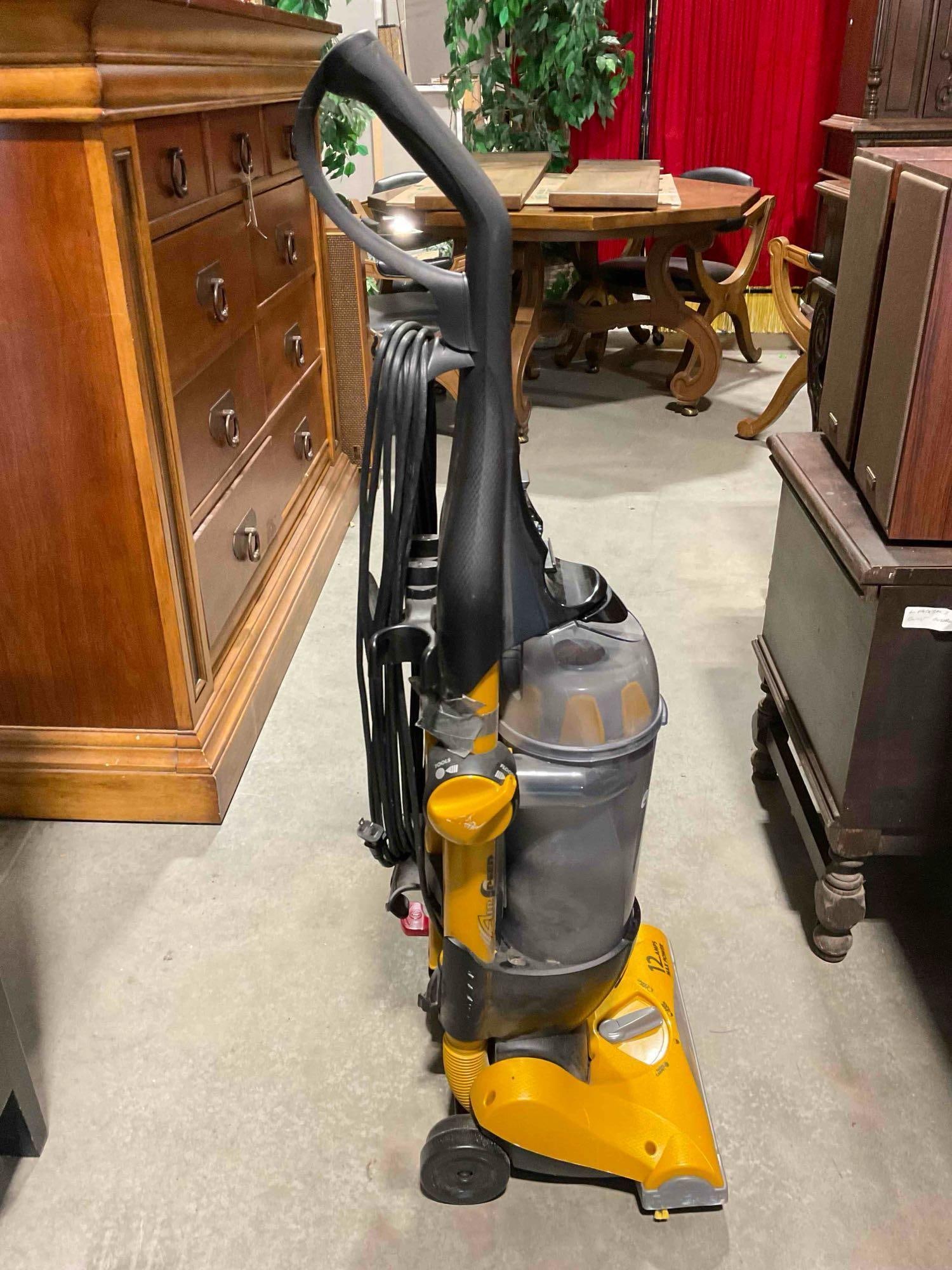 Eureka Airspeed Gold Bagless Vacuum Cleaner Model AS1001. Tested, Works. As Is Condition - 3