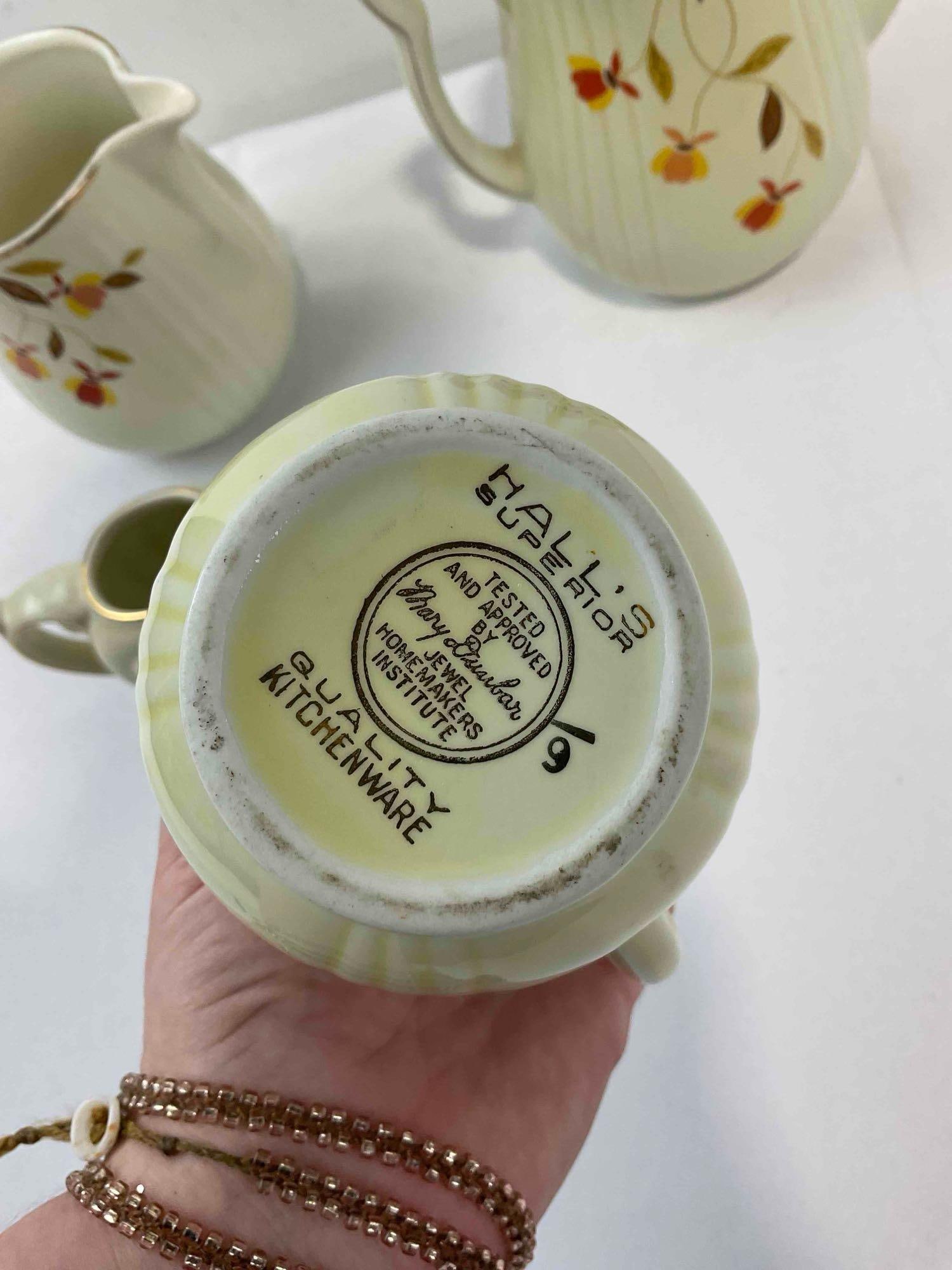 4 pcs Vintage Hall Ceramics in Autumn Leaf Pattern, incl. 2x Creamers, 1x Pitcher & 1x Teapot. - 8