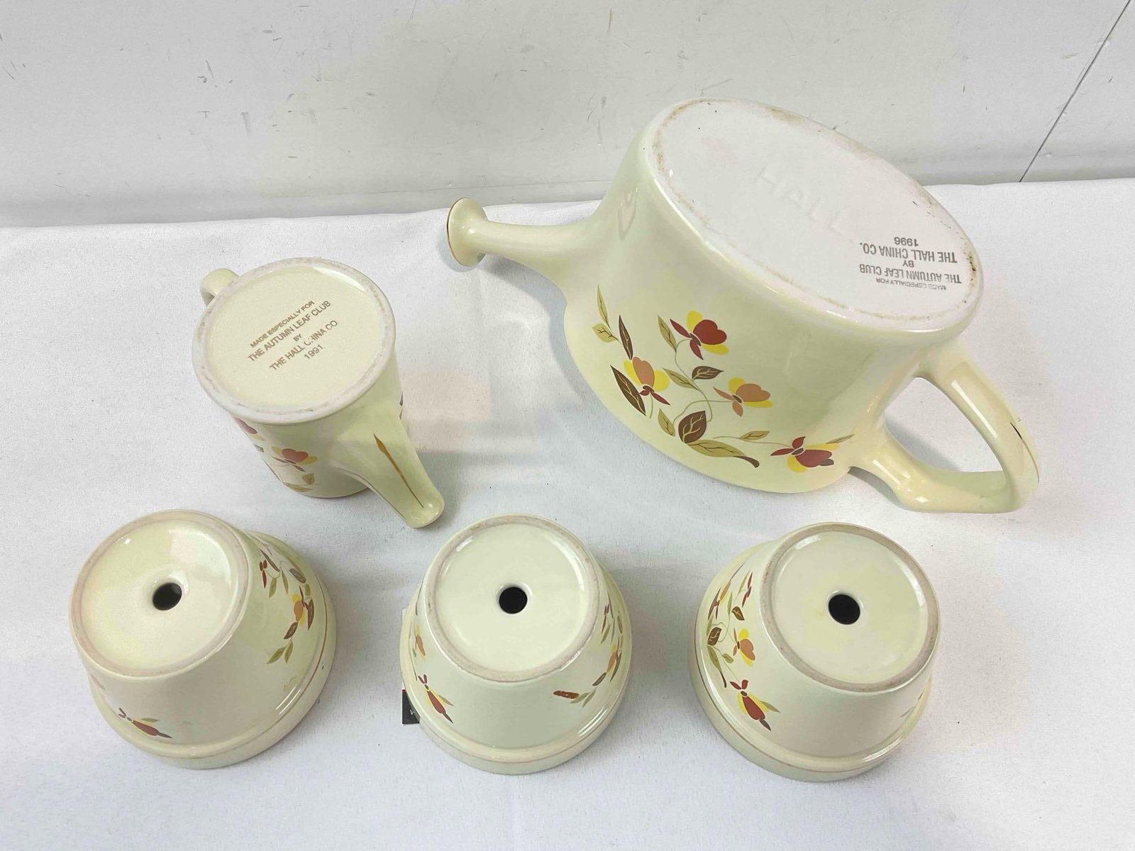 5 pcs Vintage Ceramic Assortment w/ Hall China's Autumn Leaf Pattern, incl. 3x Planter Pots. - 4