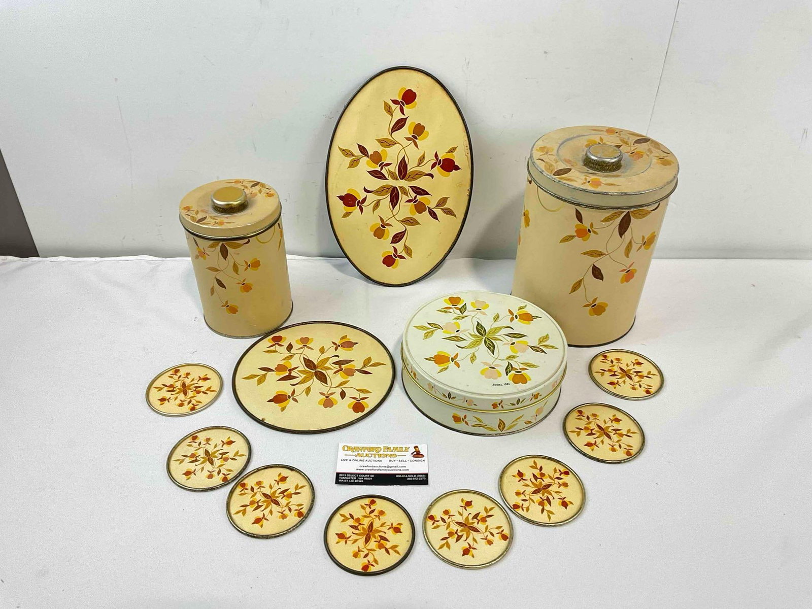 13 pcs Vintage Decorative Metal Assortment w/ Hall China's Autumn Leaf Design. See pics.: 13 pcs Vintage Decorative Metal Assortment w/ Hall China's Autumn Leaf Design. Minor wear indicative of age and use, otherwise looks to be in fair condition. Largest measures 6" x 6" x 9" Dm-6360