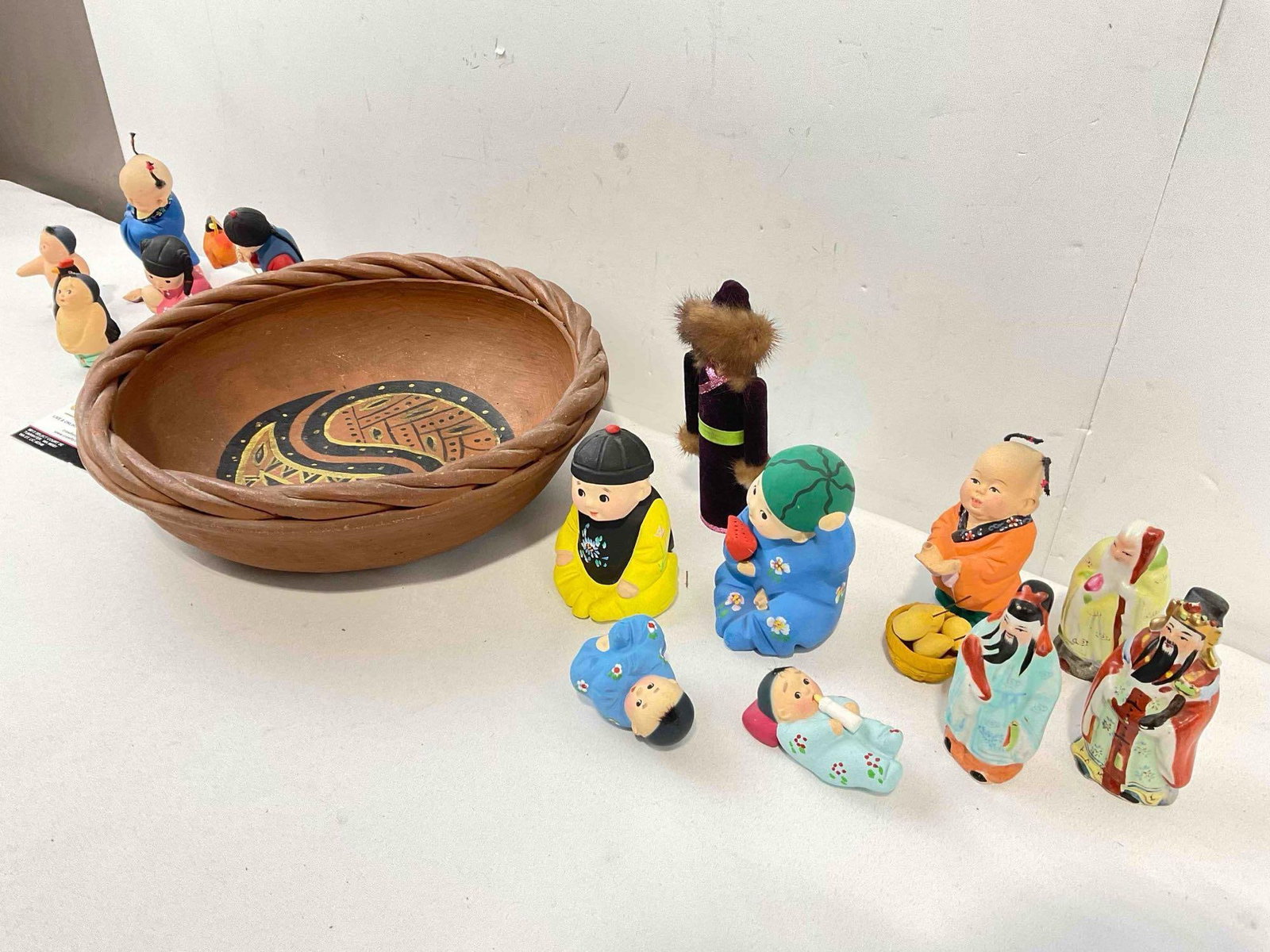 Vintage Ceramic Bowl w/ 15 pcs Asian Style Figurines, 14x Ceramic & 1x Wood. See pics. - 2