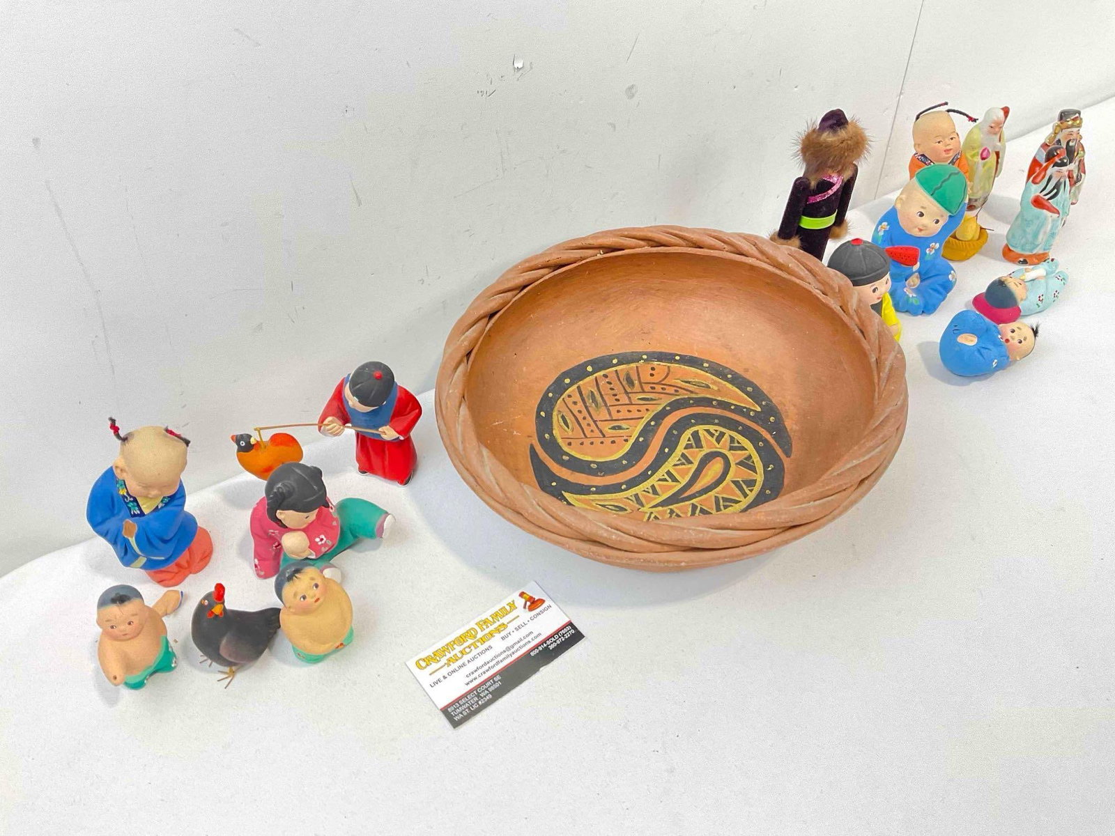 Vintage Ceramic Bowl w/ 15 pcs Asian Style Figurines, 14x Ceramic & 1x Wood. See pics. - 3