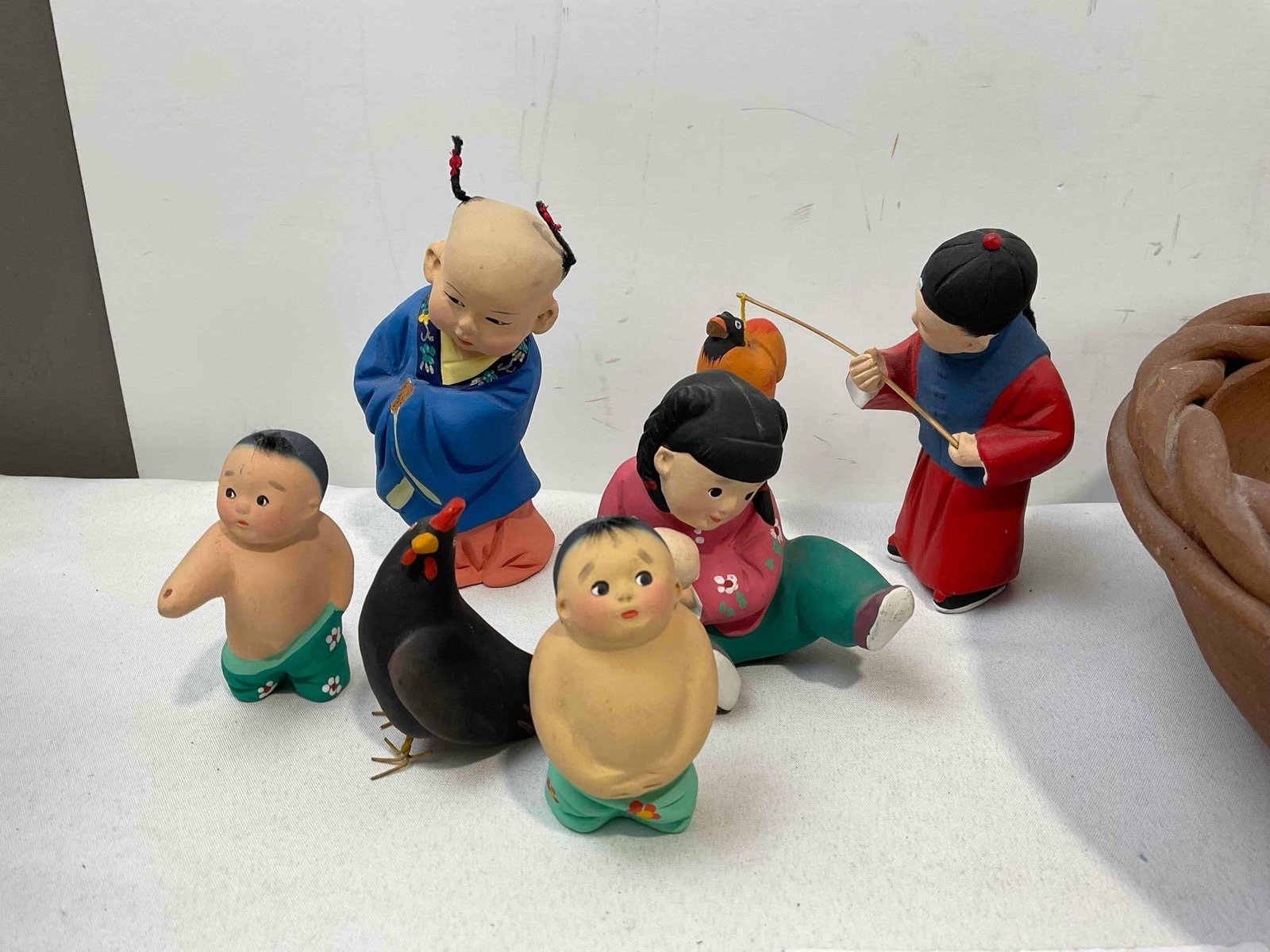 Vintage Ceramic Bowl w/ 15 pcs Asian Style Figurines, 14x Ceramic & 1x Wood. See pics. - 4