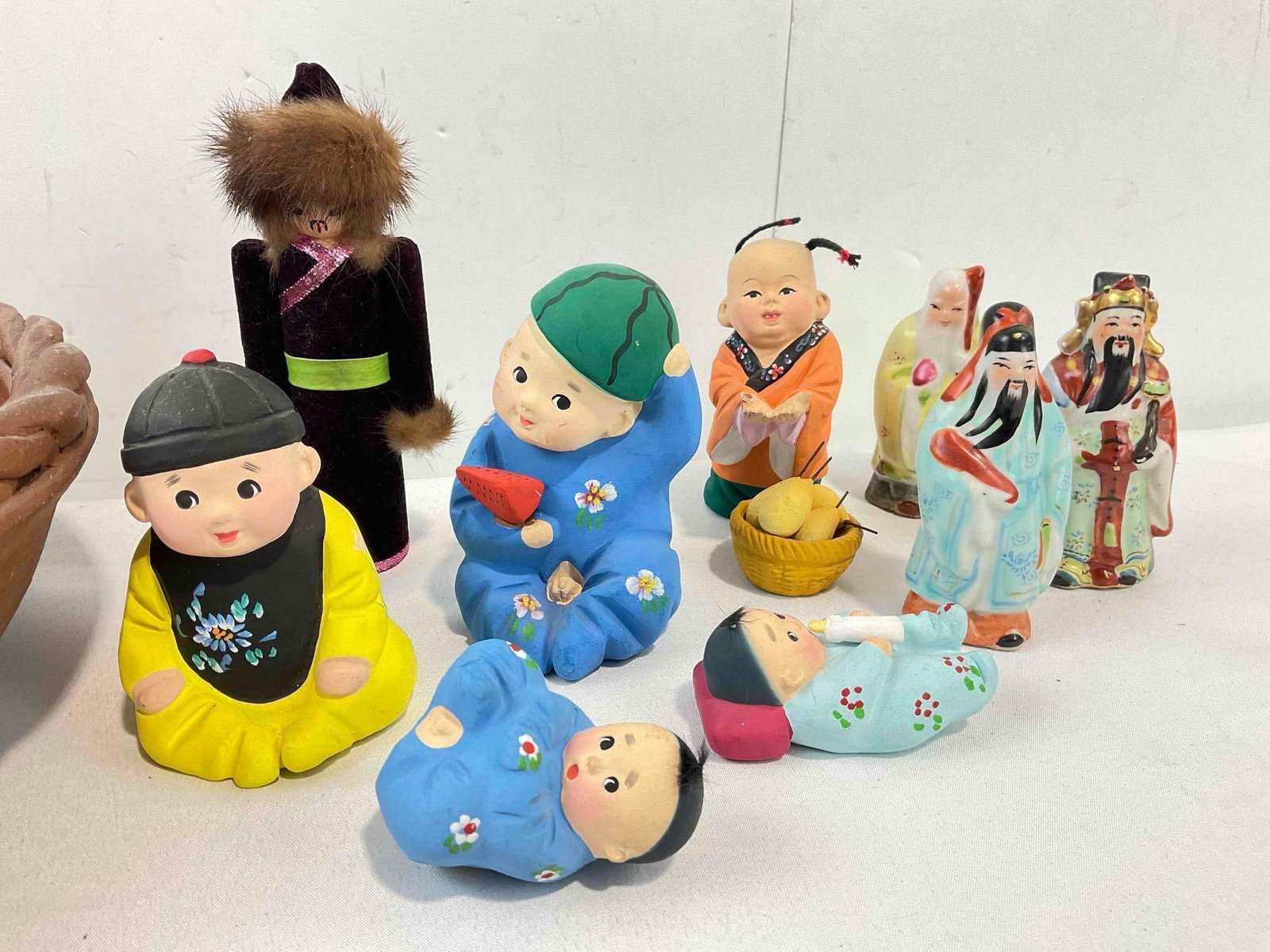 Vintage Ceramic Bowl w/ 15 pcs Asian Style Figurines, 14x Ceramic & 1x Wood. See pics. - 5