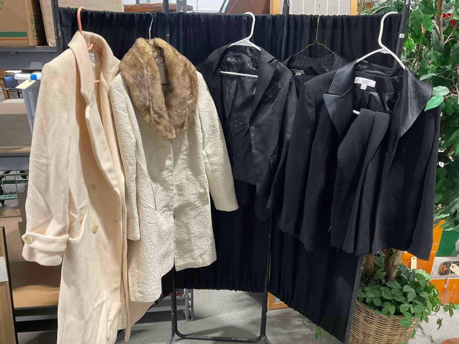 5 pcs Women's Fashion Clothing, incl. Bert Newman Petite Cream Wool Coat in Size 6 & More!: 5 pcs Women's Fashion Clothing, incl. Bert Newman Petite Cream Wool Coat in Size 6 & More! Also includes a Merona white tapestry coat with faux fur collar in size S/P, Hao Ru black blazer in size 