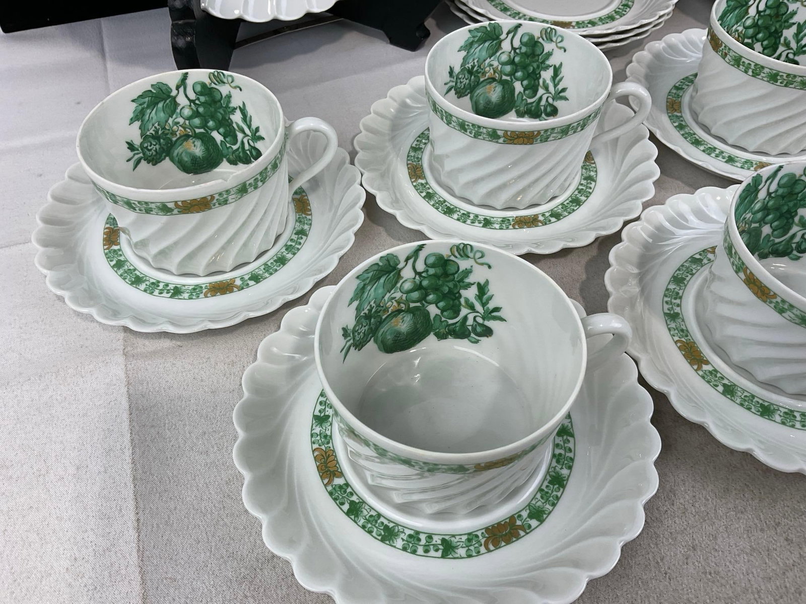 Haviland Limoges Porcelain China, 10 Dinner Plates, 6 Cups & 9 Saucers, Calais pattern - 2
