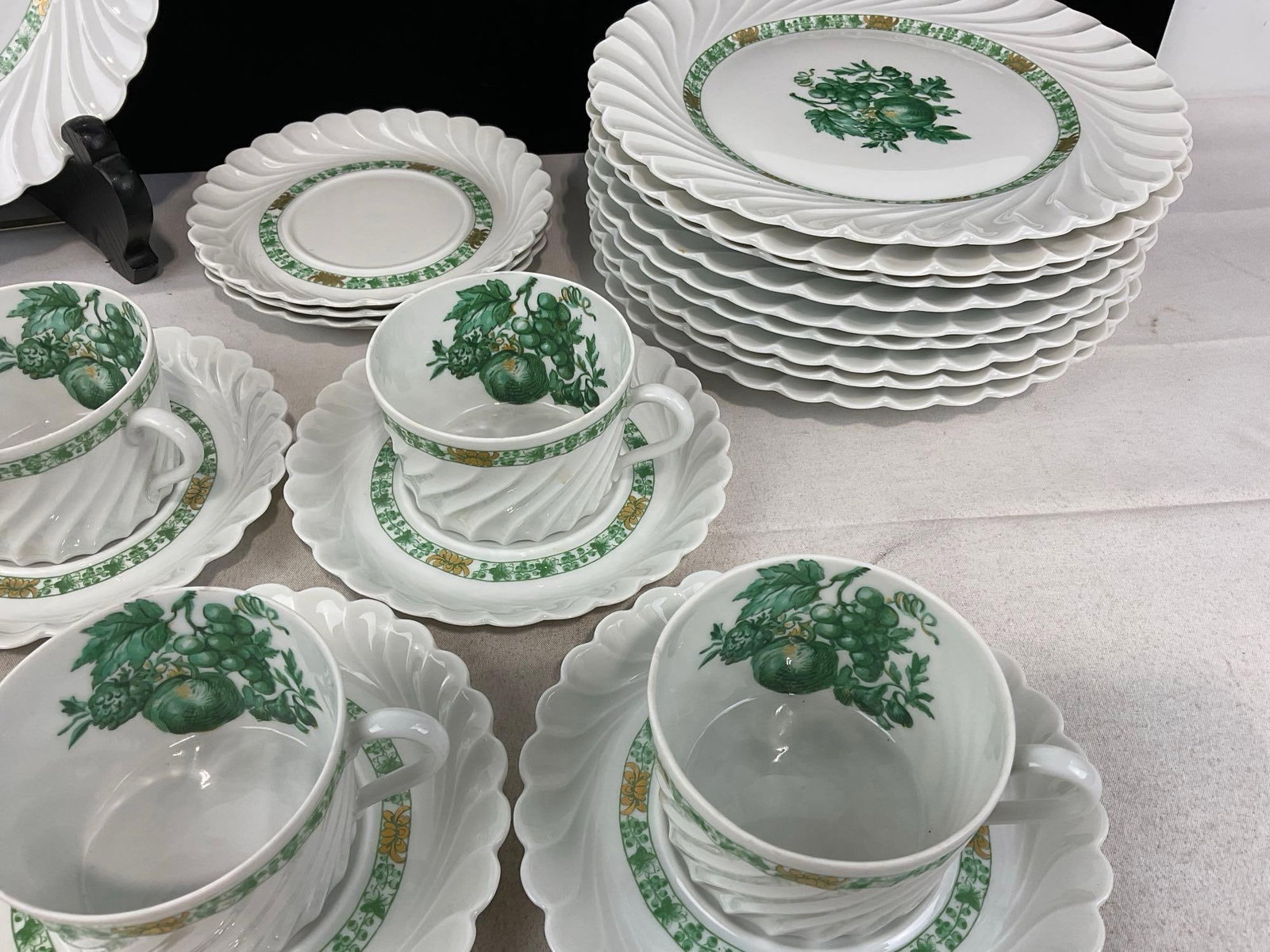 Haviland Limoges Porcelain China, 10 Dinner Plates, 6 Cups & 9 Saucers, Calais pattern - 3