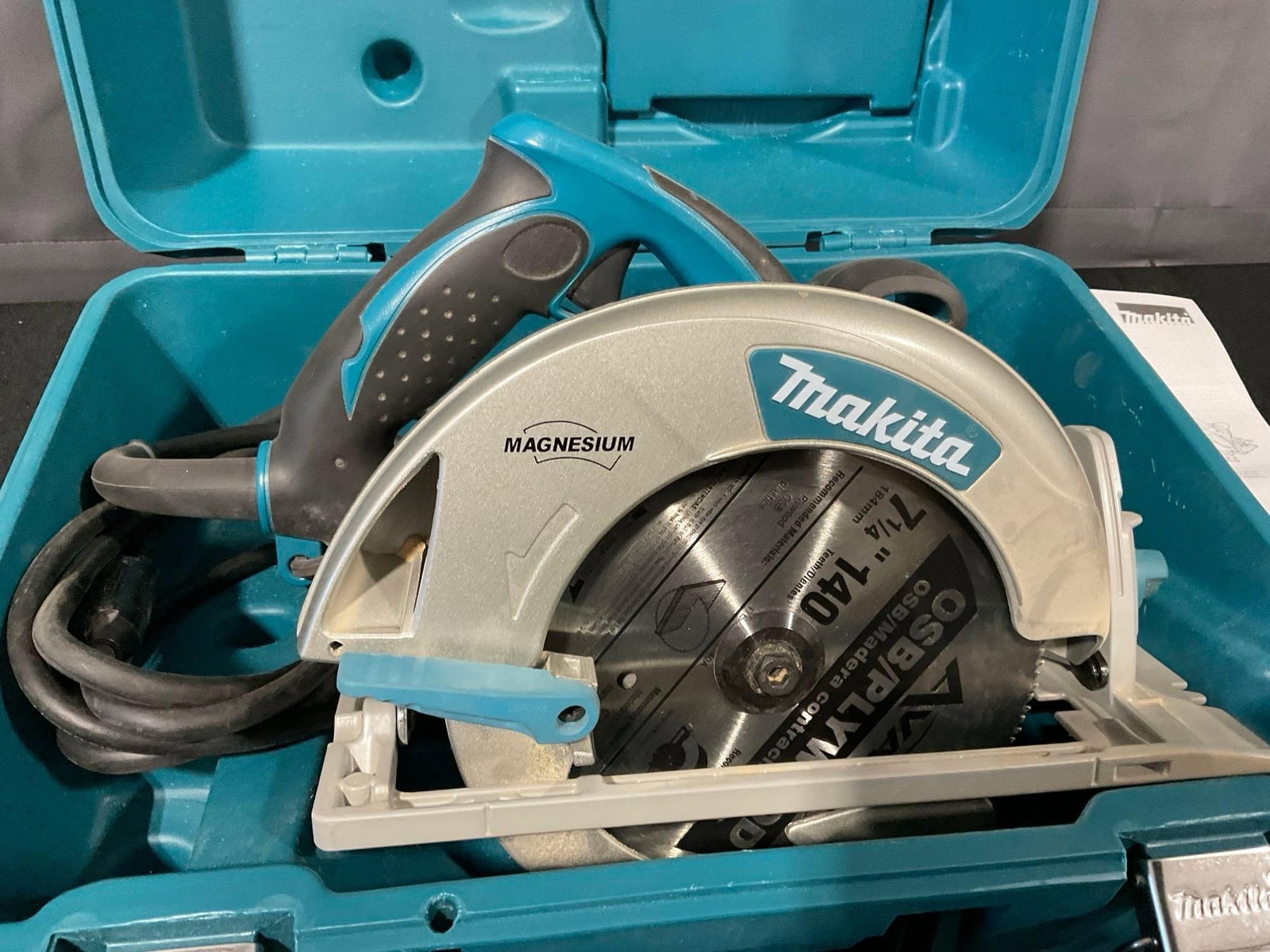 Makita 5007MG 7 1/4 inch corded circular saw, w/molded plastic case - 2