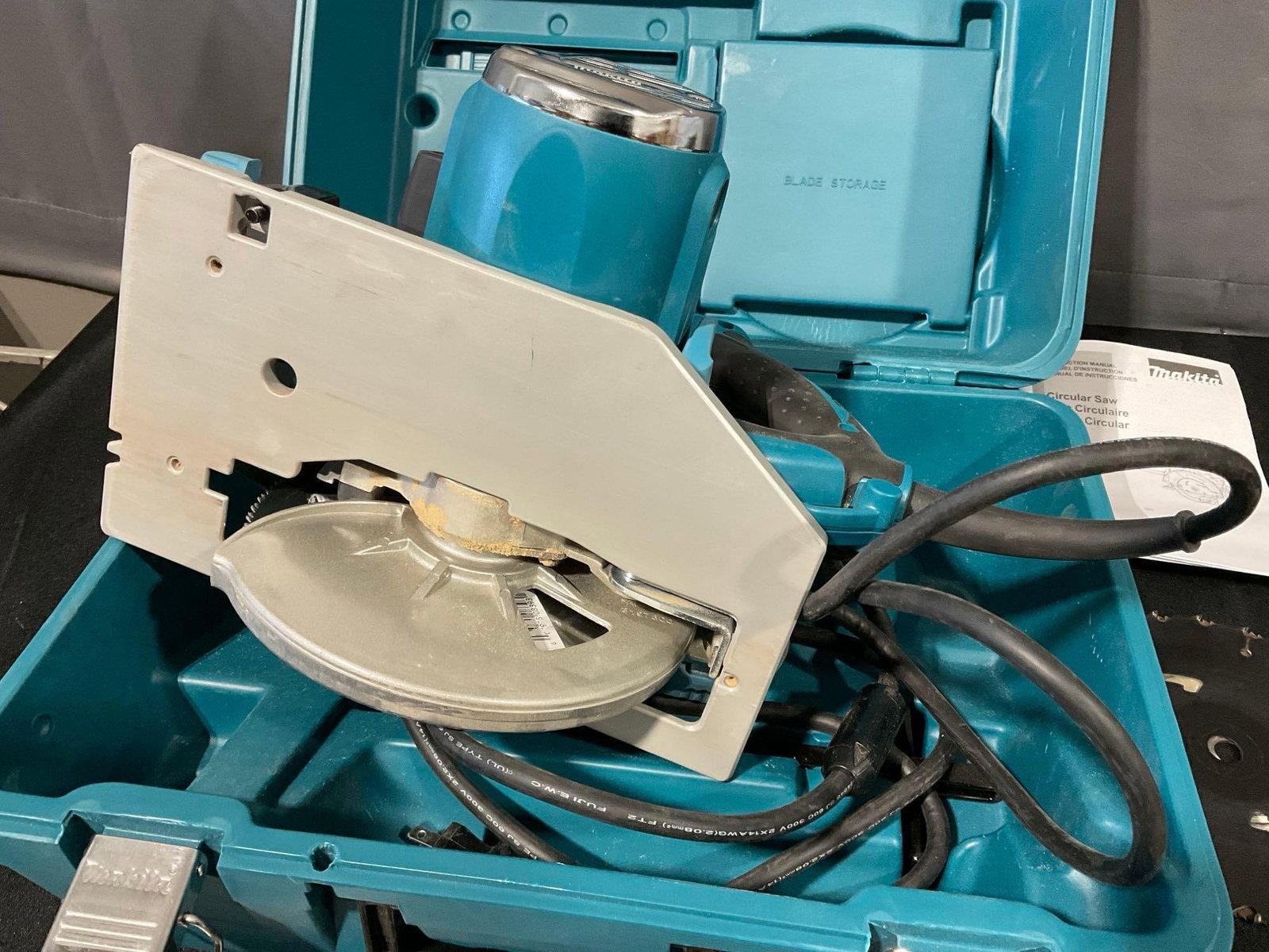 Makita 5007MG 7 1/4 inch corded circular saw, w/molded plastic case - 5