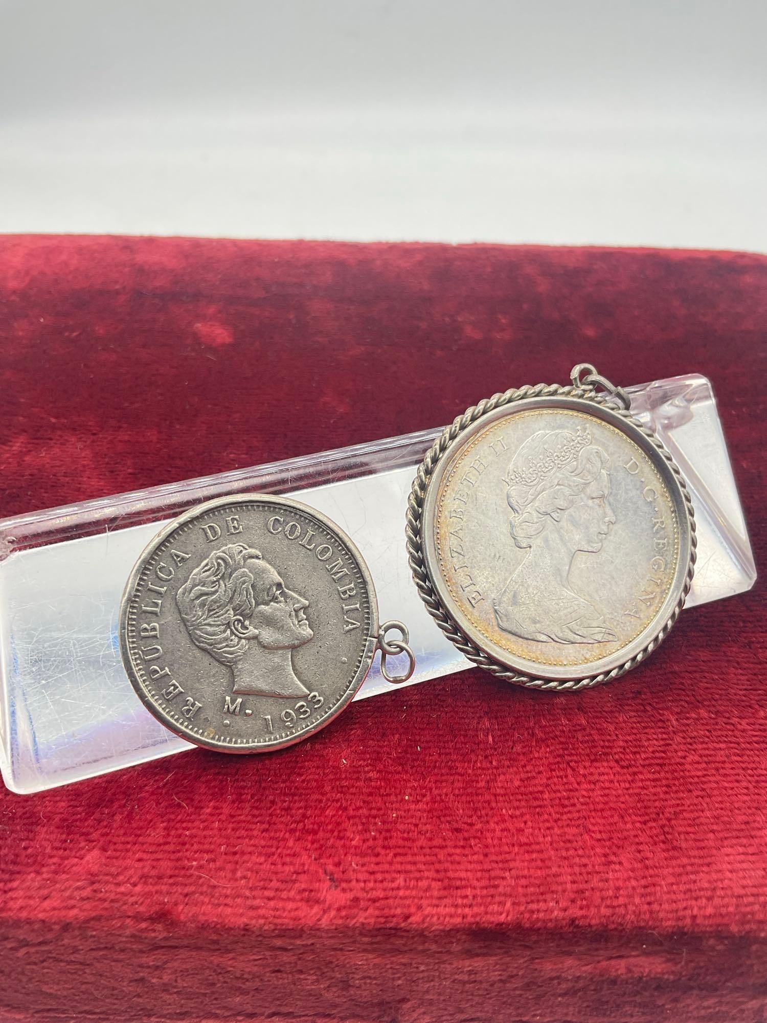 1965 Canadian Silver dollar in 835 Silver bezel + 1933 Coumbnian Silver .900 Silver 50 cenavos 12... - 2