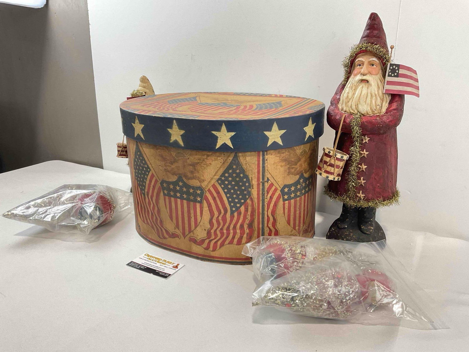 5 pcs Fun Americana Themed Decorations, incl. Painted Box, Glittery Trees, 2x Santas. See pics. - 2