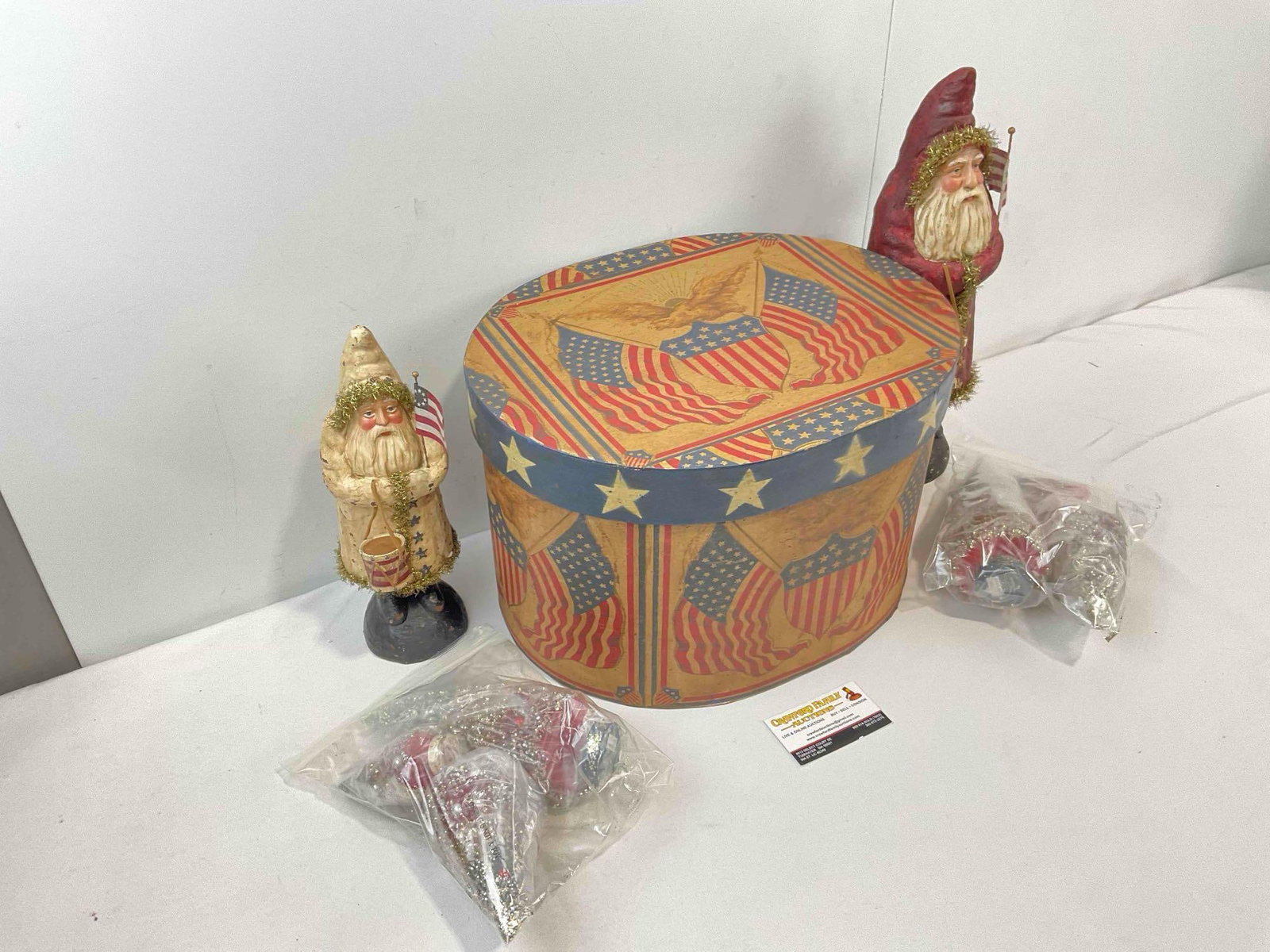 5 pcs Fun Americana Themed Decorations, incl. Painted Box, Glittery Trees, 2x Santas. See pics. - 3