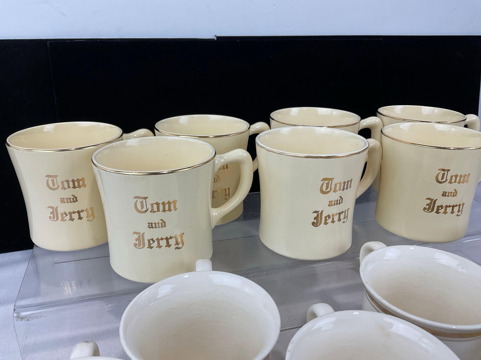 13 Vintage Tom & Jerry Mugs, w/gilt lettering, 6 Chikaramachi made in Japan, 7 of the other pattern - 3