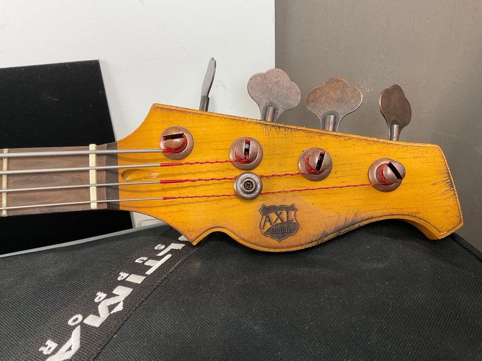 AXl Badwater Capricorn APJ-820 Electric Bass Guitar, Off-White Distressed finish, w/soft case - 3