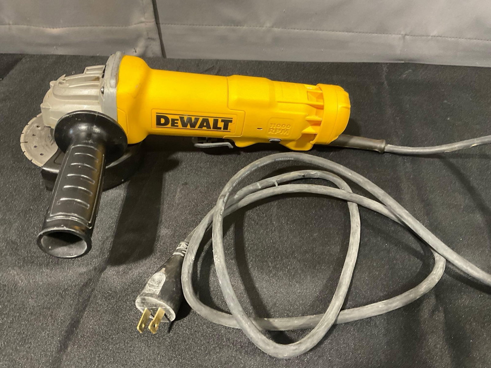 DeWalt DWE402 4 1/2 in Angle Grinder, tested & working