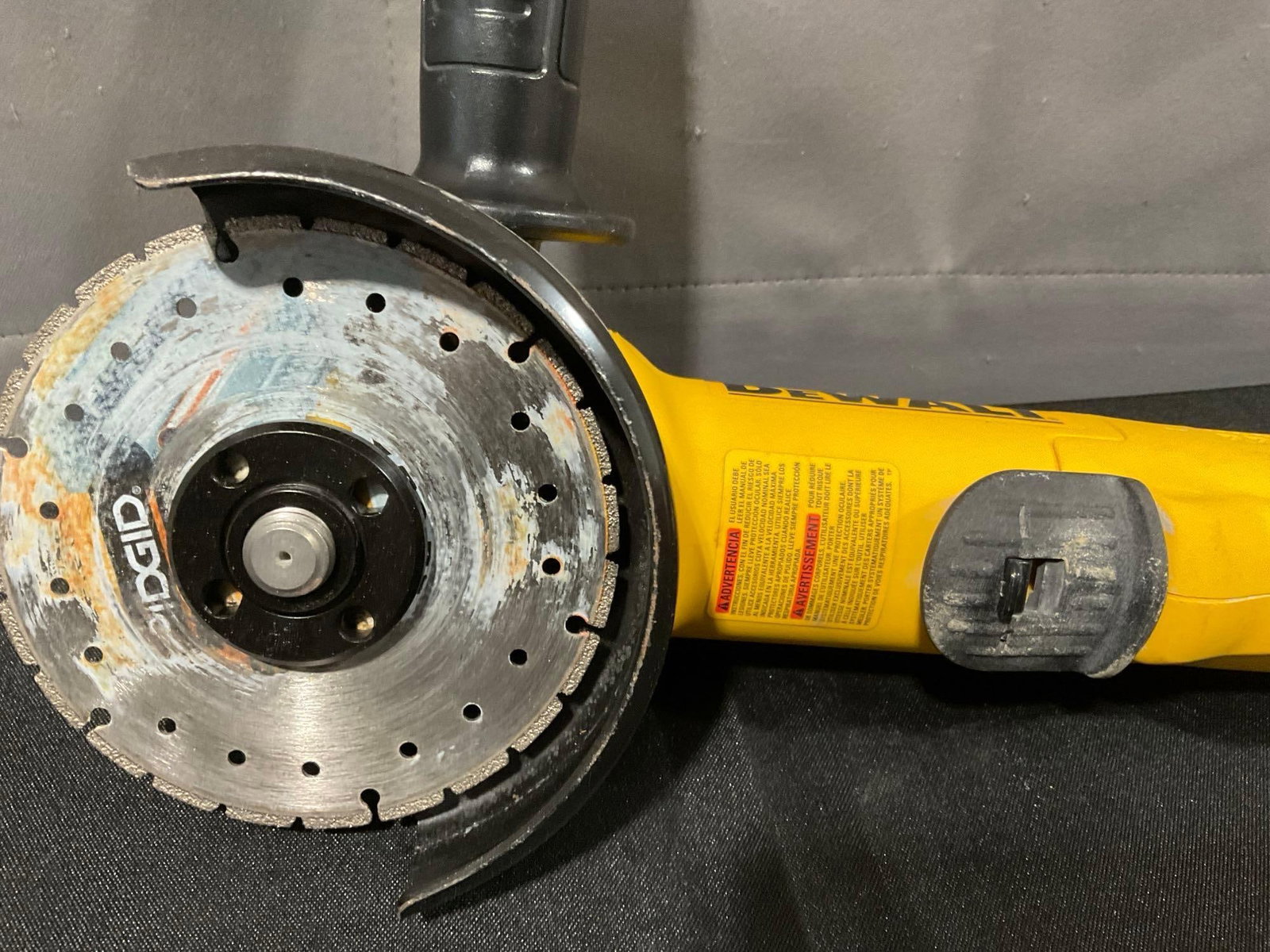 DeWalt DWE402 4 1/2 in Angle Grinder, tested & working - 3