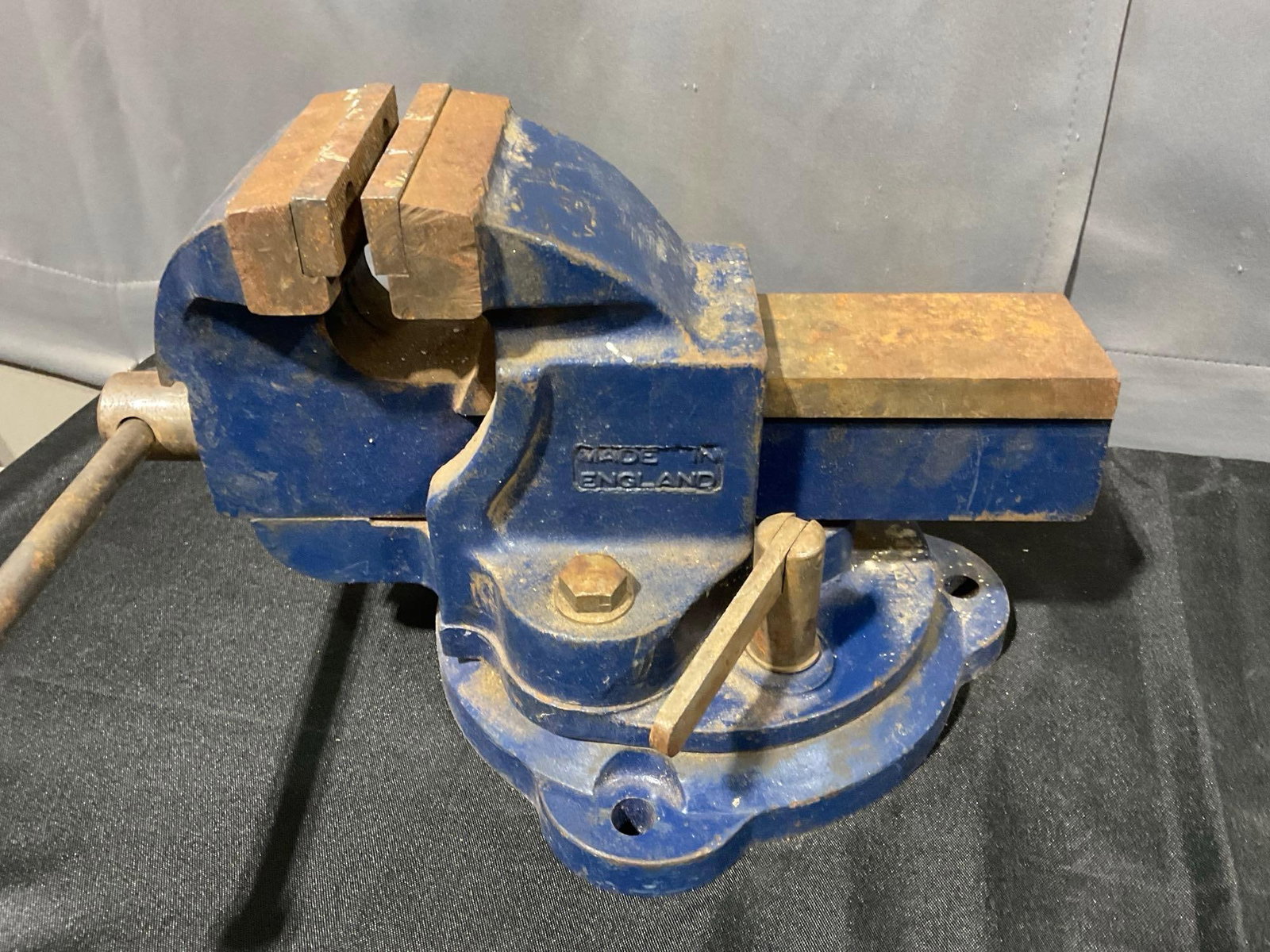 Woden Cast Iron Vise, British Made, Blue finish, Swivel Bench Vise, w/Anvil pad - 4
