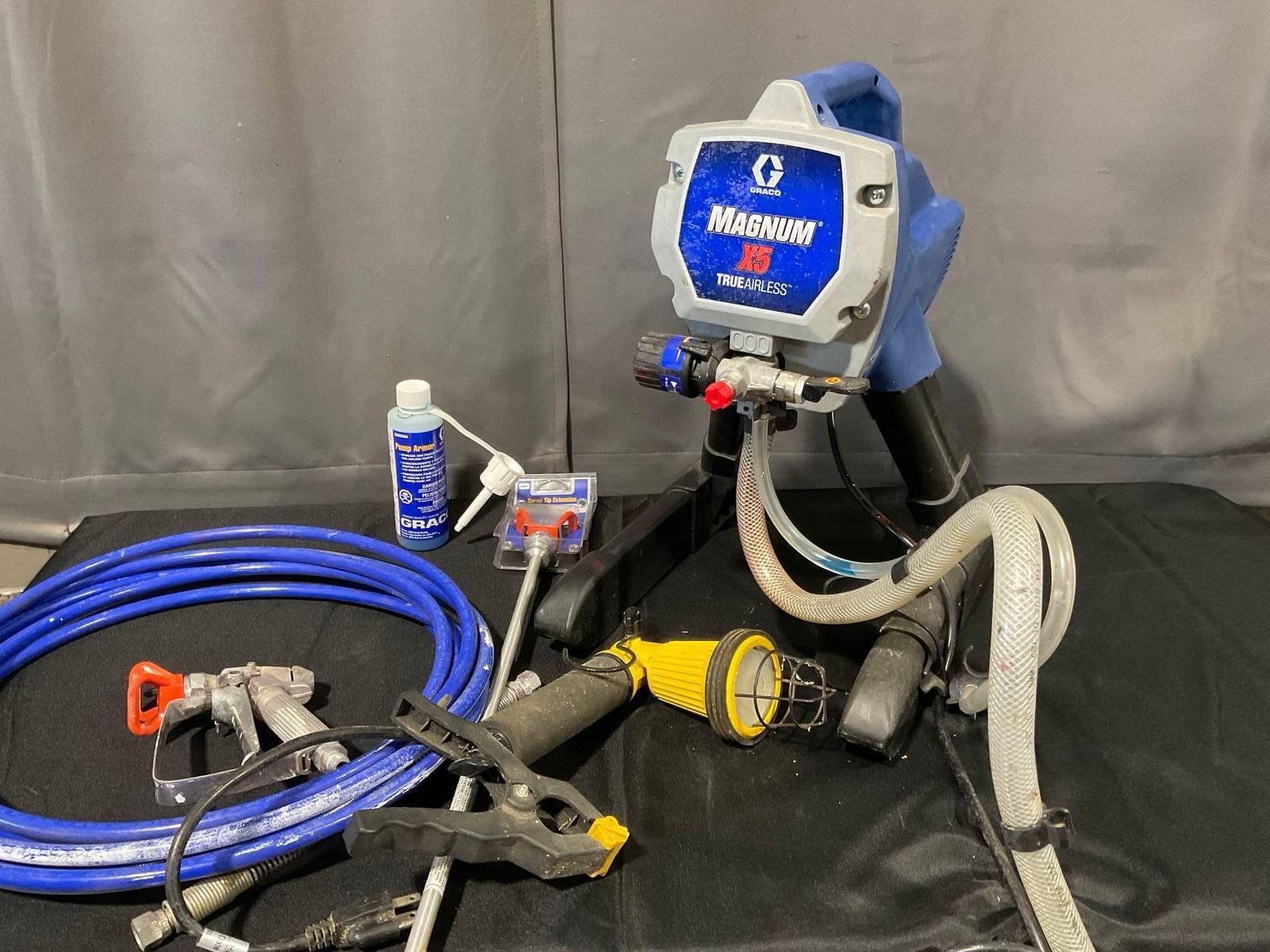 Graco Magnum X5 TrueAirless Paint Sprayer, w/Spray Head, Extender, Hose & more, w/box