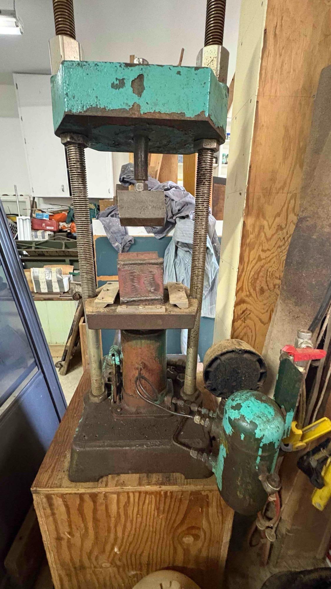 Caver laboratory Press Model M 25 ton Hydraulic press, Serial number 23505-178 - 6