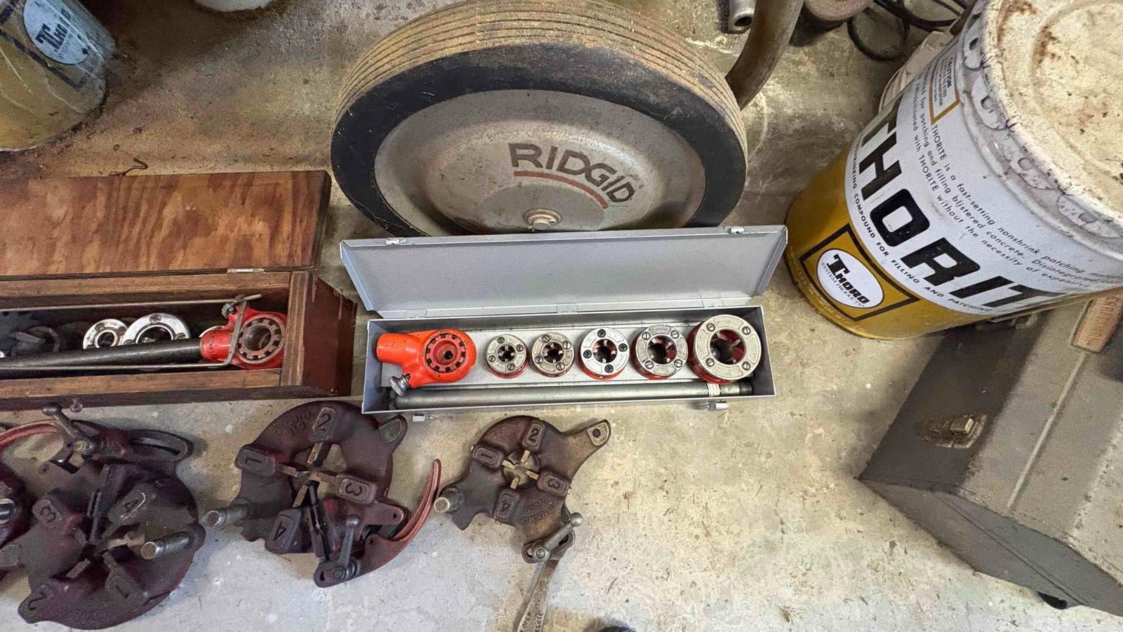 Vintage RIDGID Model 535 Pipe Threading Machine with stand working condtion w/ Attachmments - 11