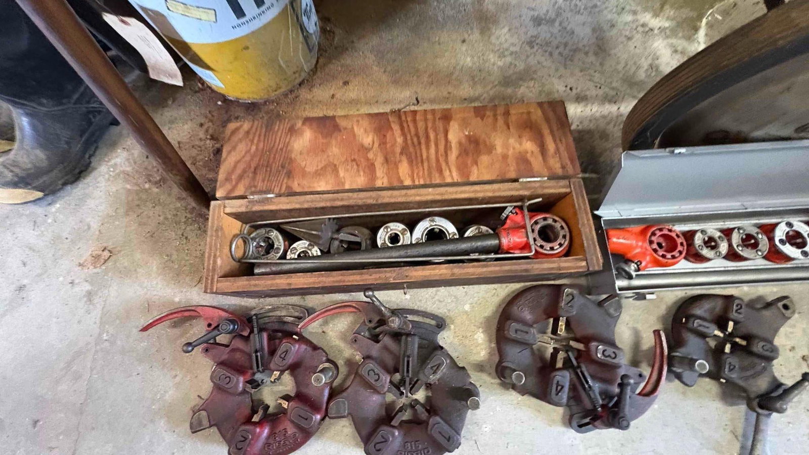 Vintage RIDGID Model 535 Pipe Threading Machine with stand working condtion w/ Attachmments - 5
