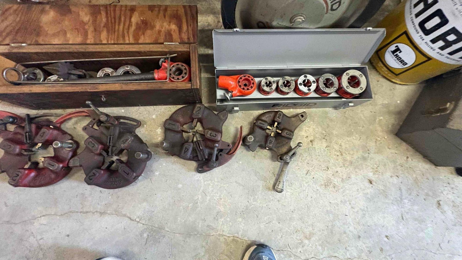 Vintage RIDGID Model 535 Pipe Threading Machine with stand working condtion w/ Attachmments - 7