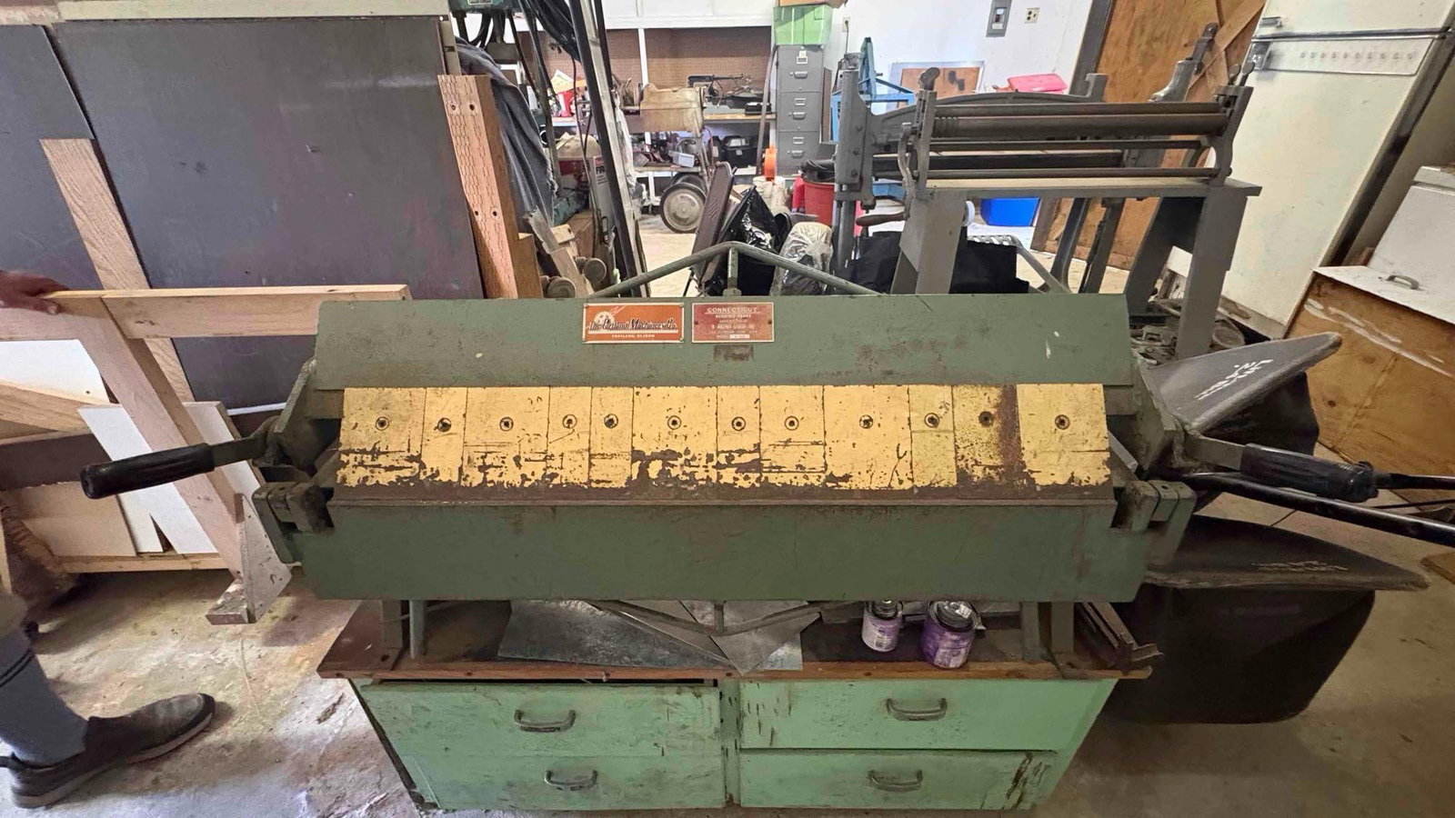Vintage Connecticut Model U-322 manual, bench-top universal box & pan finger Metal bending brake