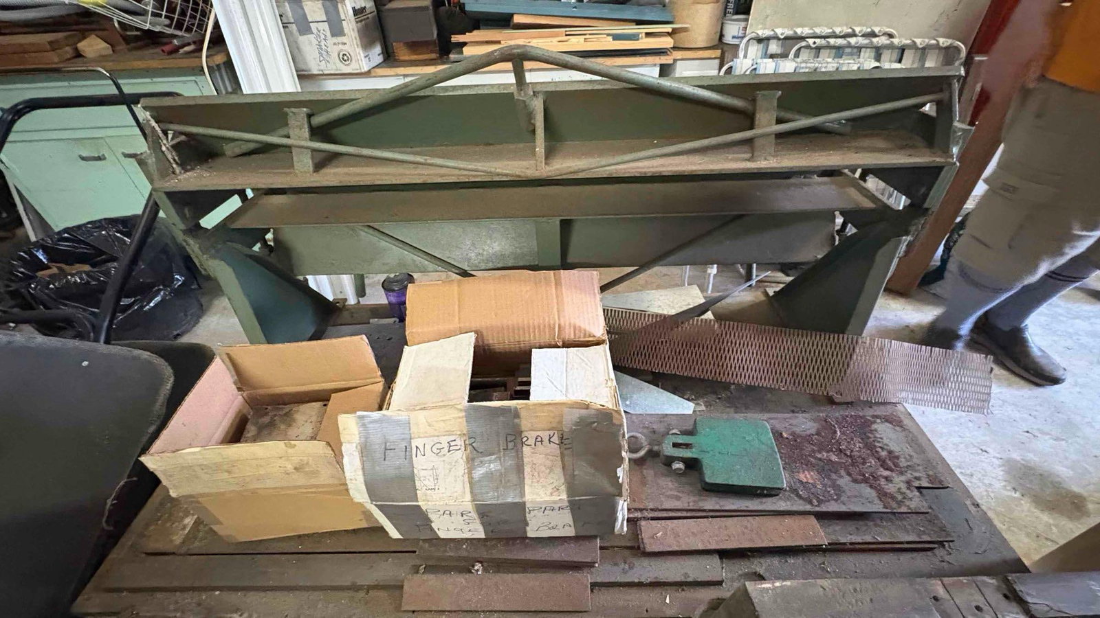 Vintage Connecticut Model U-322 manual, bench-top universal box & pan finger Metal bending brake - 5