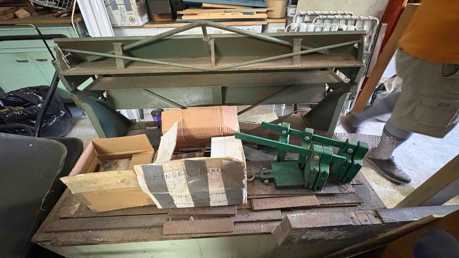 Vintage Connecticut Model U-322 manual, bench-top universal box & pan finger Metal bending brake - 9