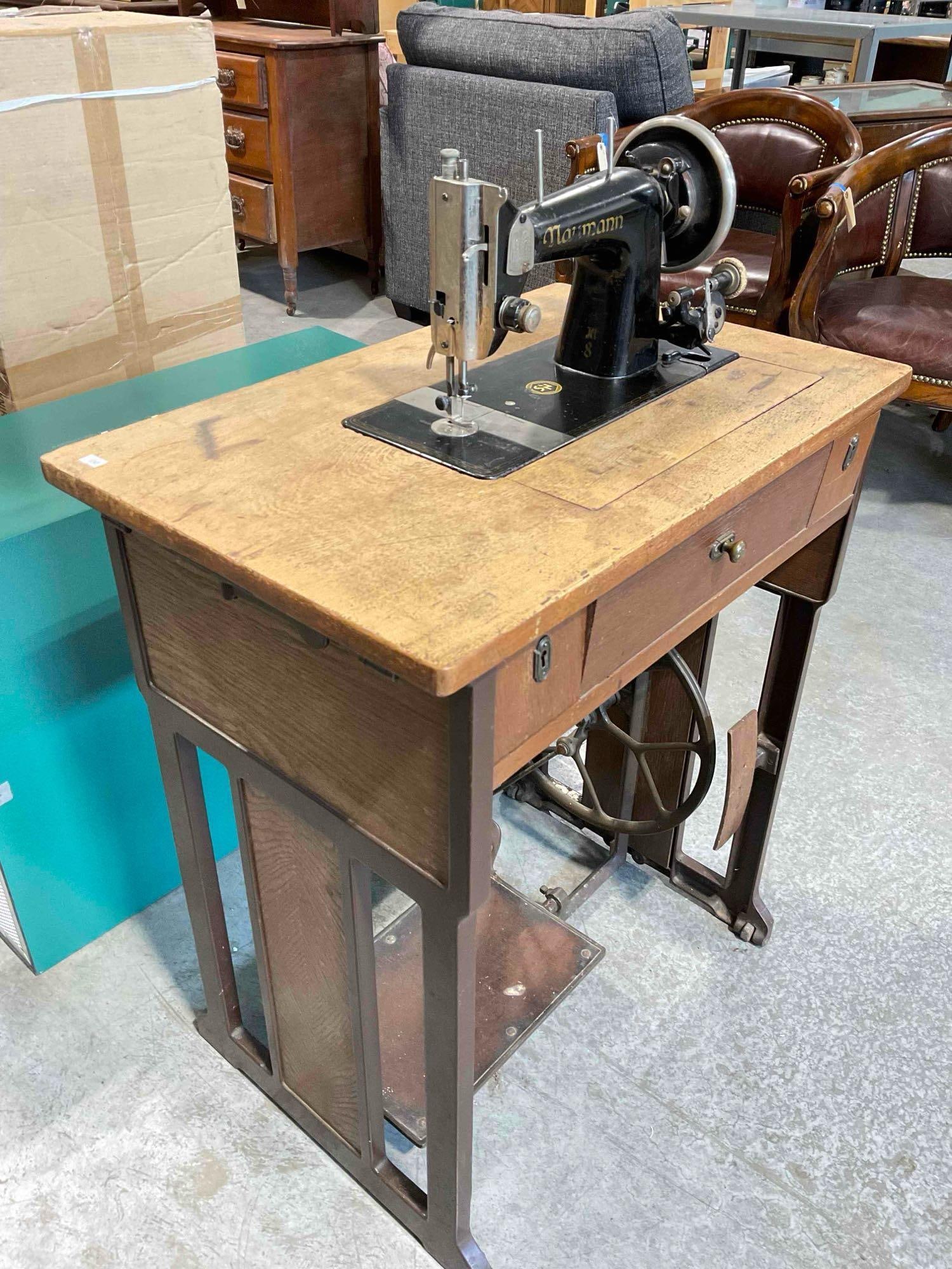 Vintage Seidel & Naumann Treadle Sewing Machine Cabinet w/ Oak Wood Top. Good Condition. - 2