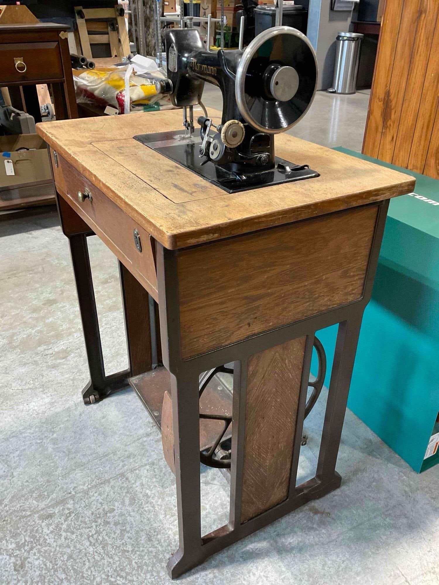 Vintage Seidel & Naumann Treadle Sewing Machine Cabinet w/ Oak Wood Top. Good Condition. - 3