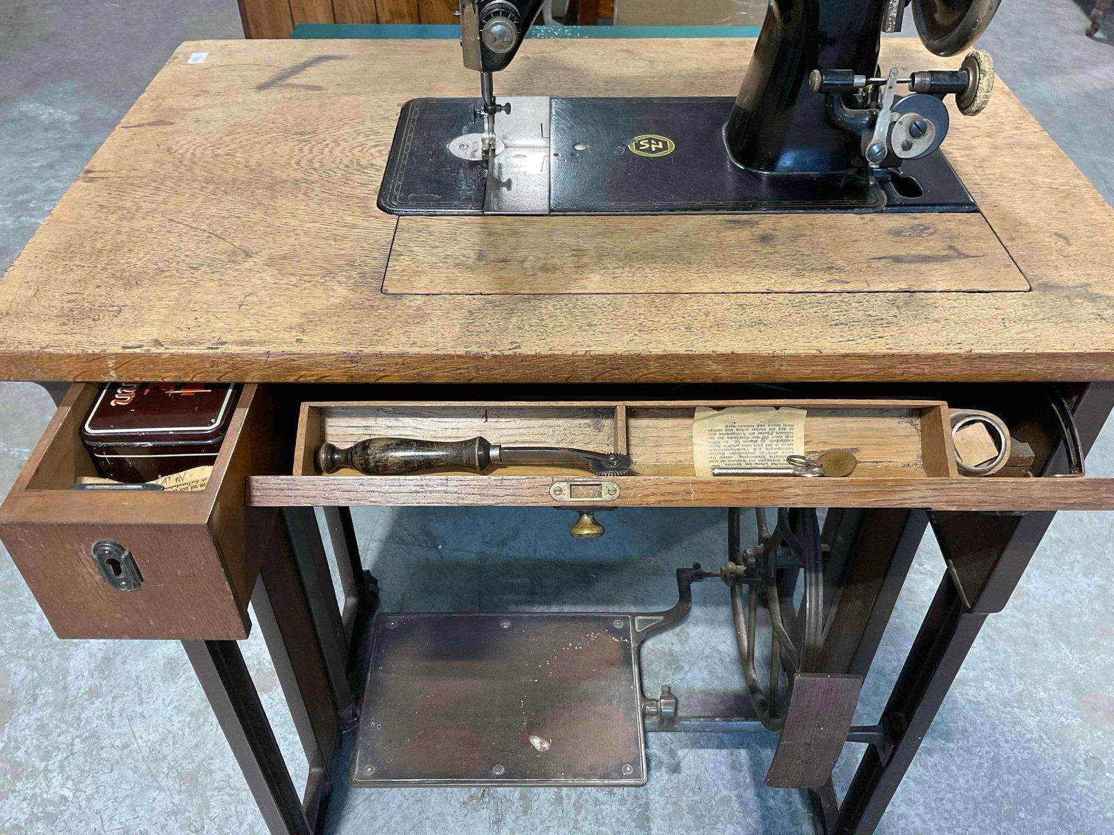 Vintage Seidel & Naumann Treadle Sewing Machine Cabinet w/ Oak Wood Top. Good Condition. - 6