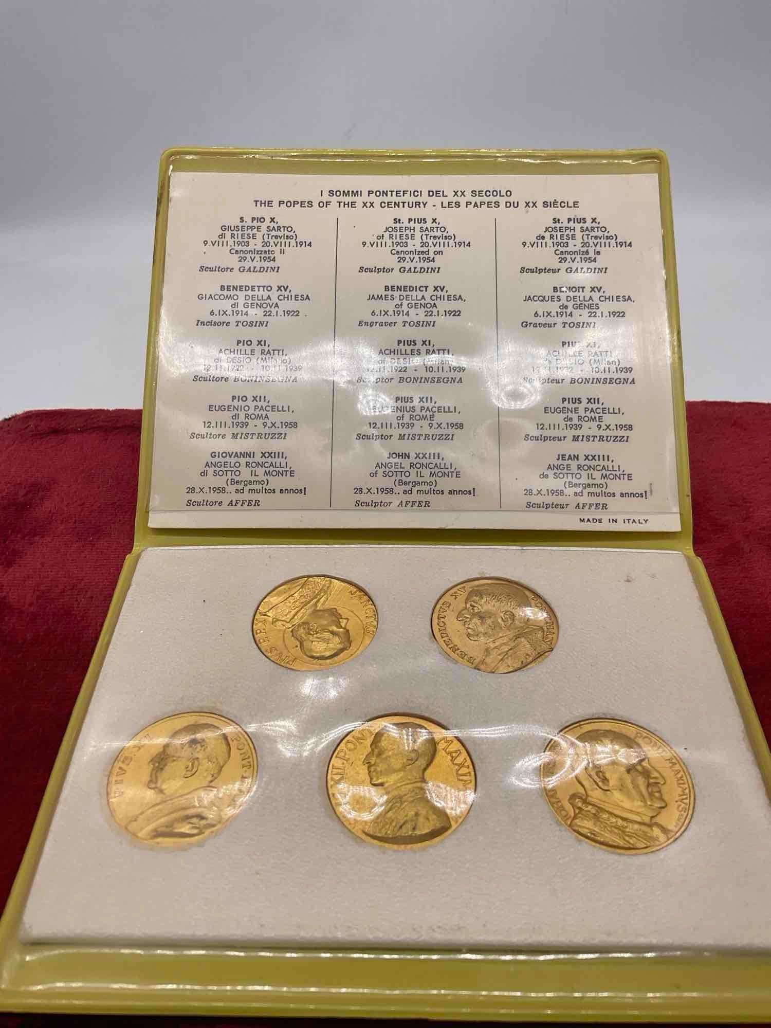 Vintage Circa 1958 Commemorative Gold Plated Papal 5 coin Set "The Popes Of the XX (20th) Century " - 2