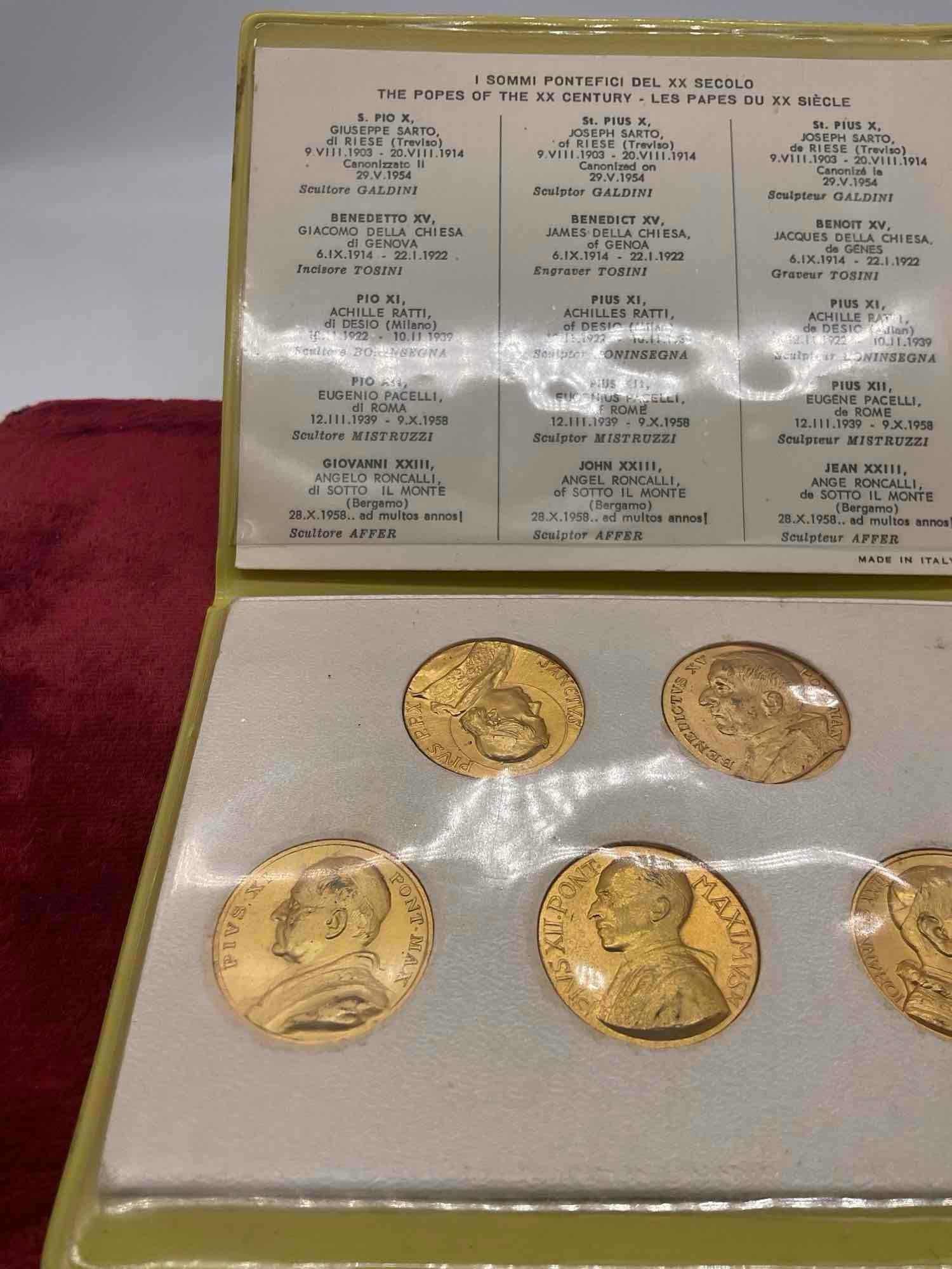 Vintage Circa 1958 Commemorative Gold Plated Papal 5 coin Set "The Popes Of the XX (20th) Century " - 3