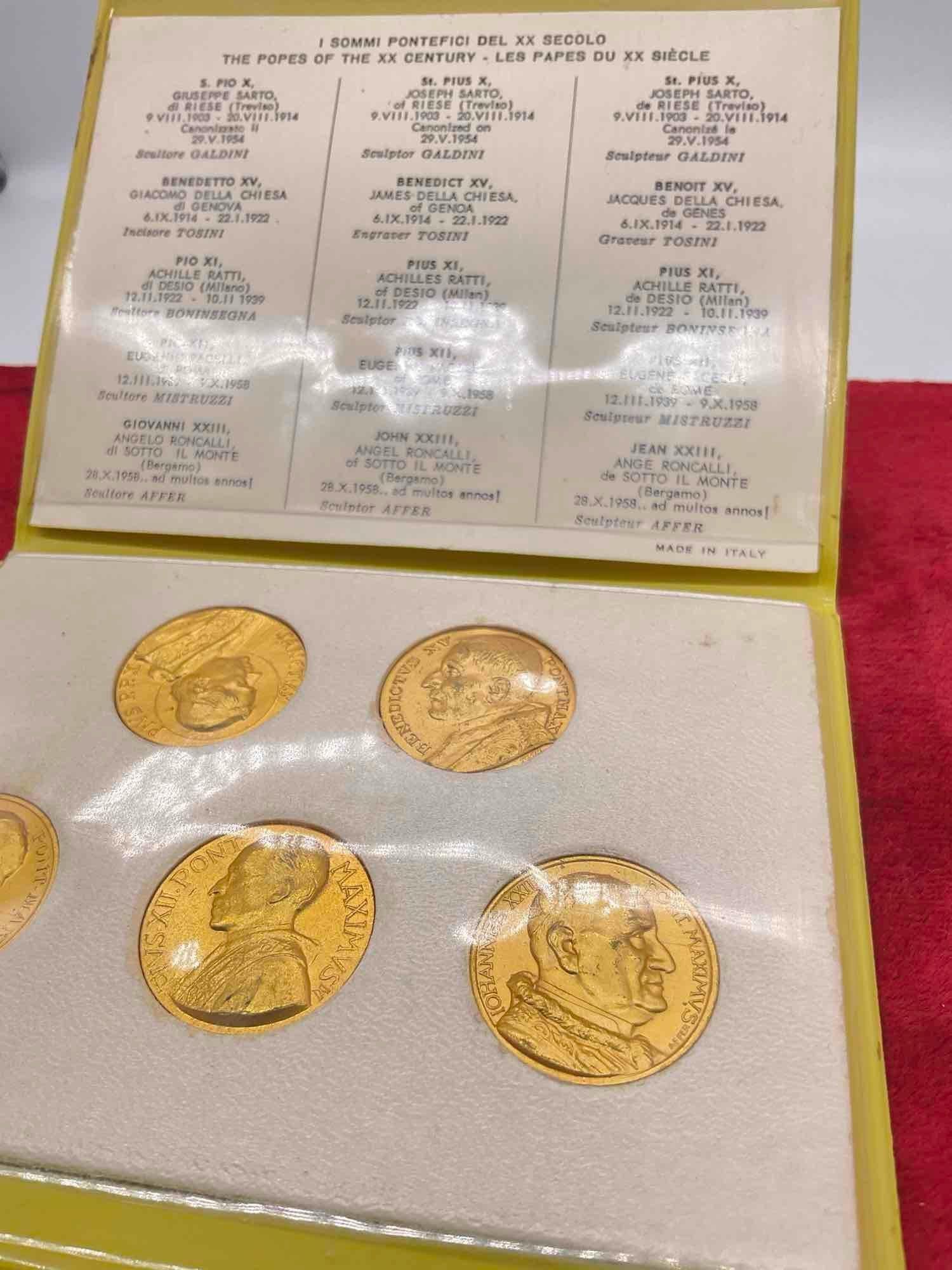 Vintage Circa 1958 Commemorative Gold Plated Papal 5 coin Set "The Popes Of the XX (20th) Century " - 4