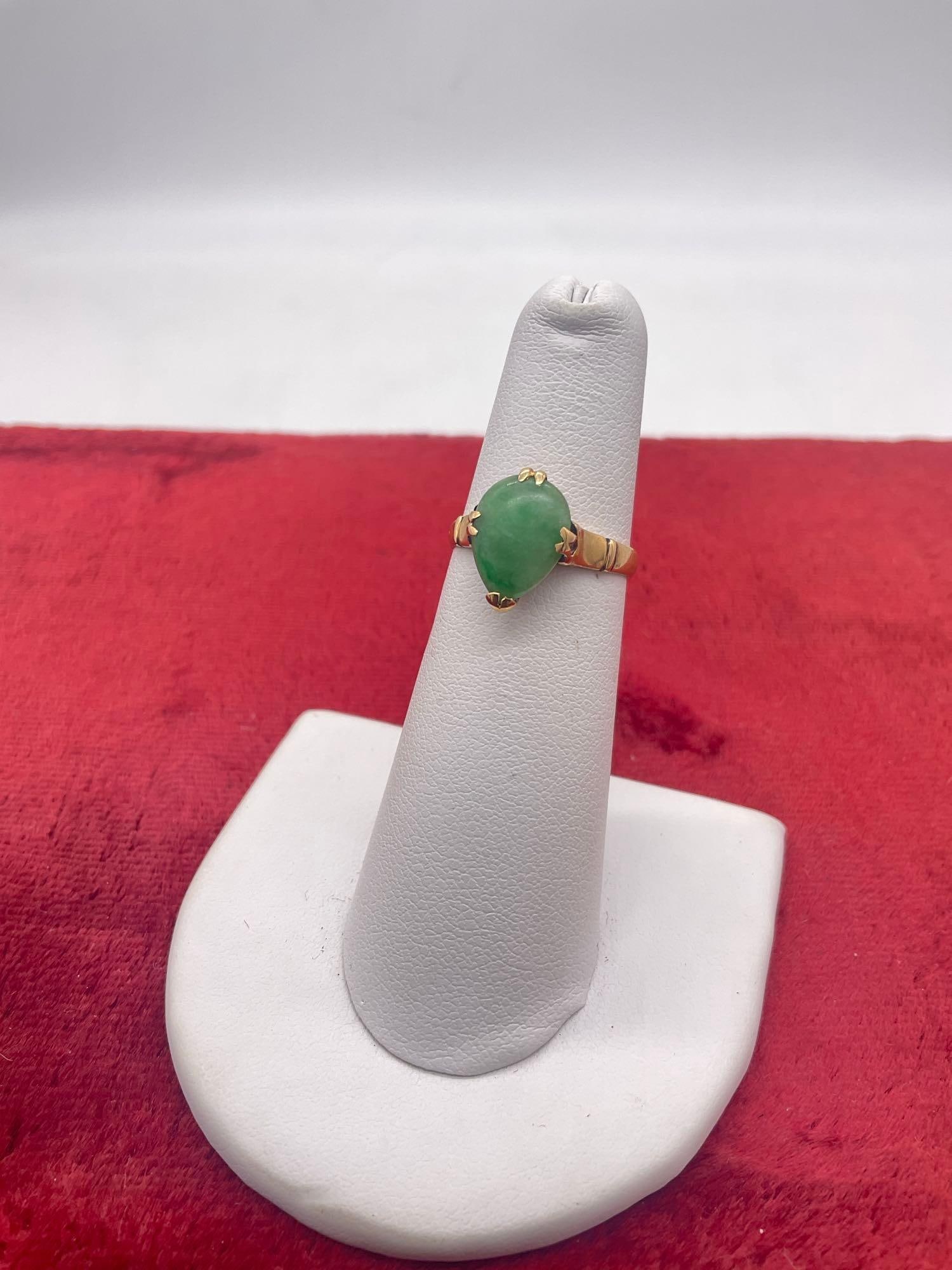 Women's 18K Gold ring featuring a Jade? Tear drop cabochon Size 5 / 2.56 grams