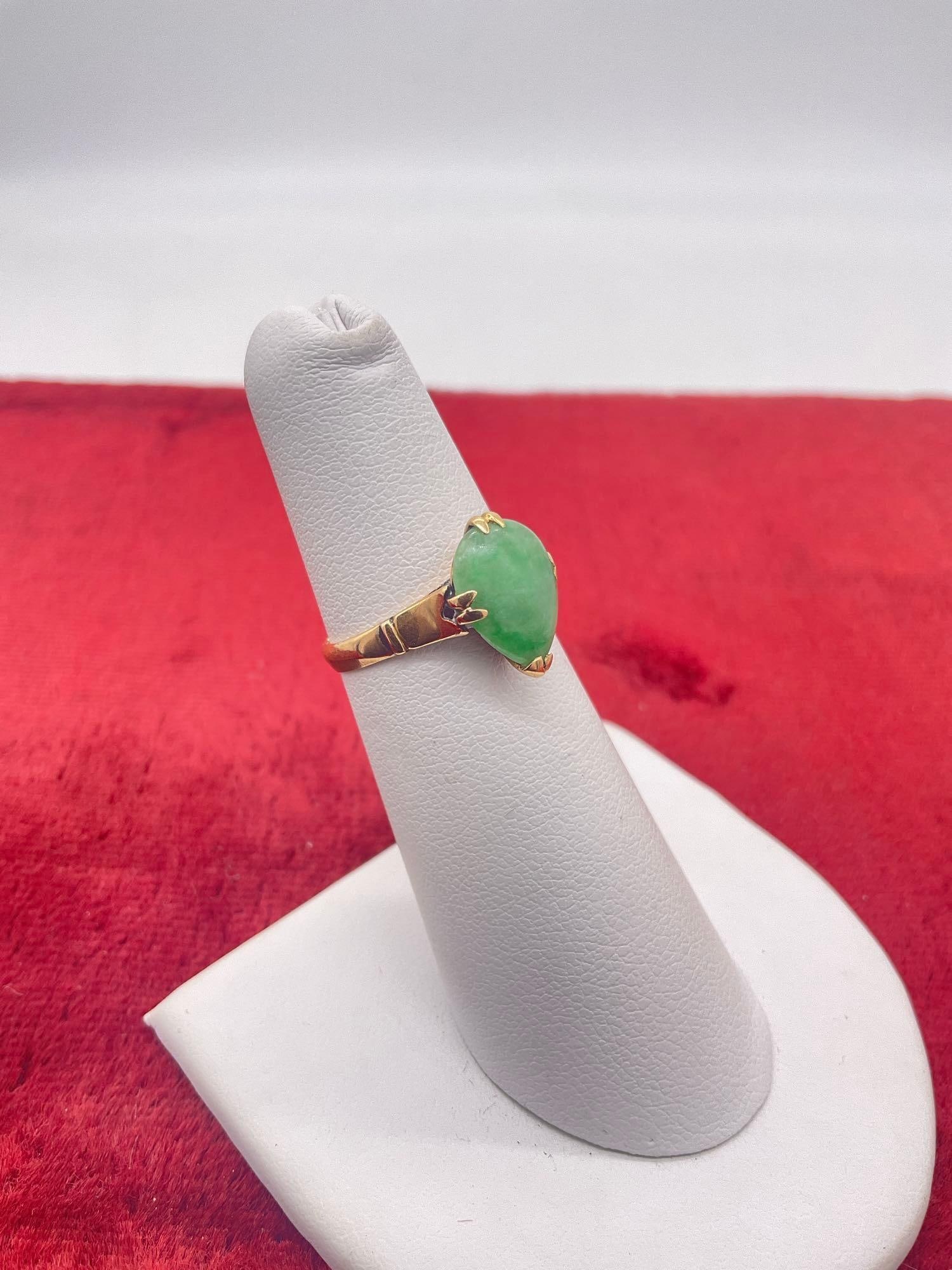 Women's 18K Gold ring featuring a Jade? Tear drop cabochon Size 5 / 2.56 grams - 2