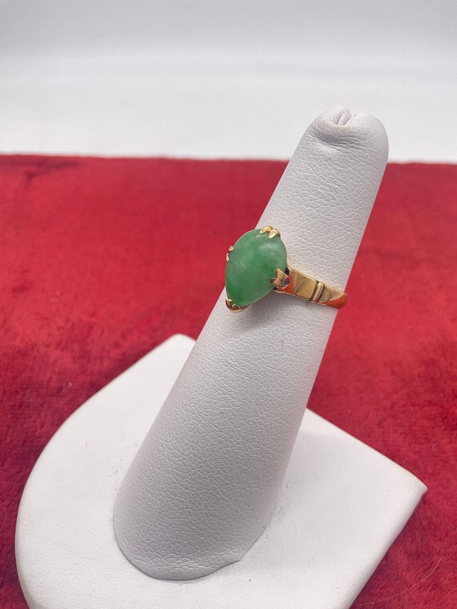 Women's 18K Gold ring featuring a Jade? Tear drop cabochon Size 5 / 2.56 grams - 3