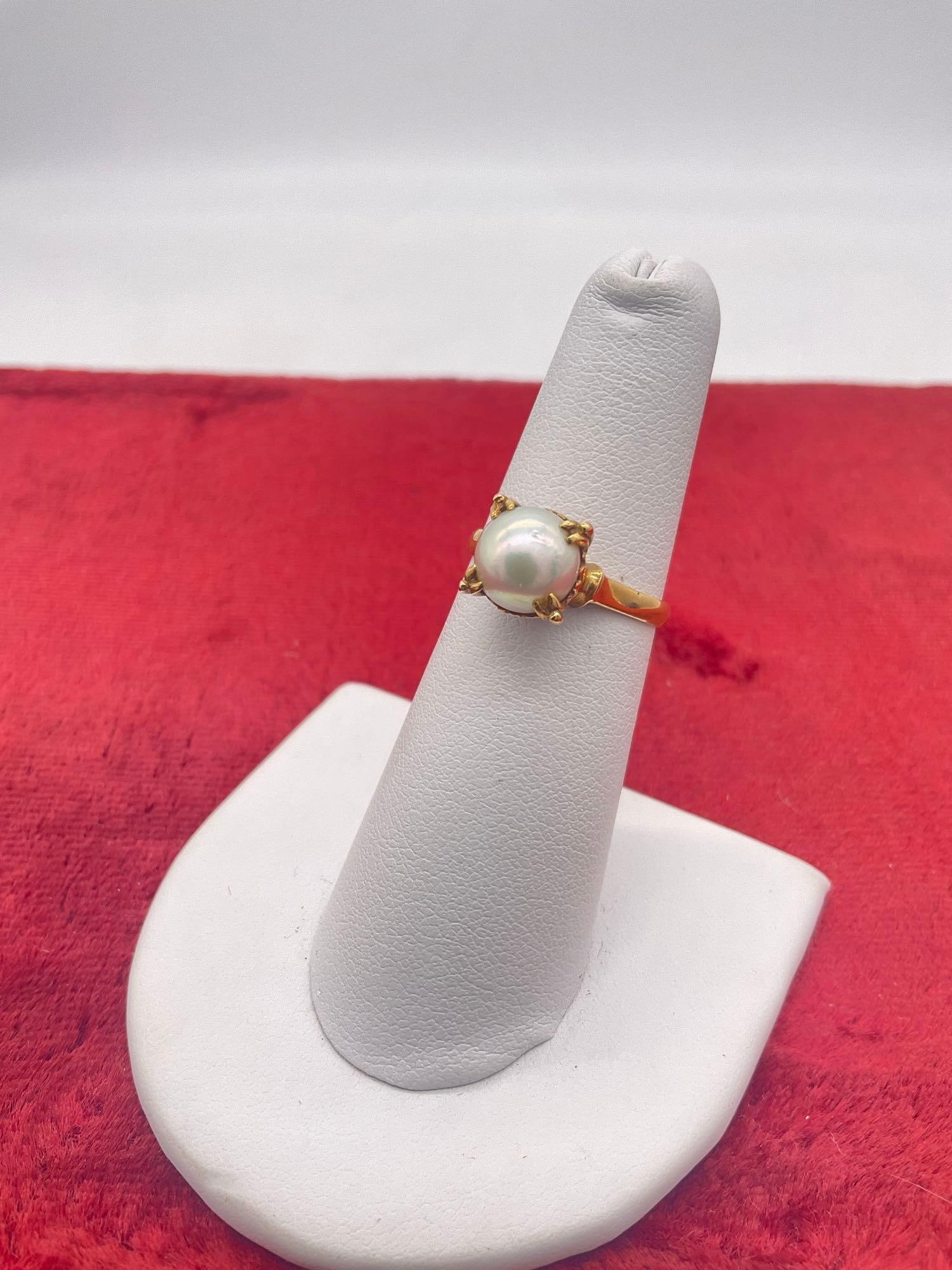 Stunning Women's 18K Gold solitaire ring Featuring lustrous Round pearl in a scalloped prong sett...