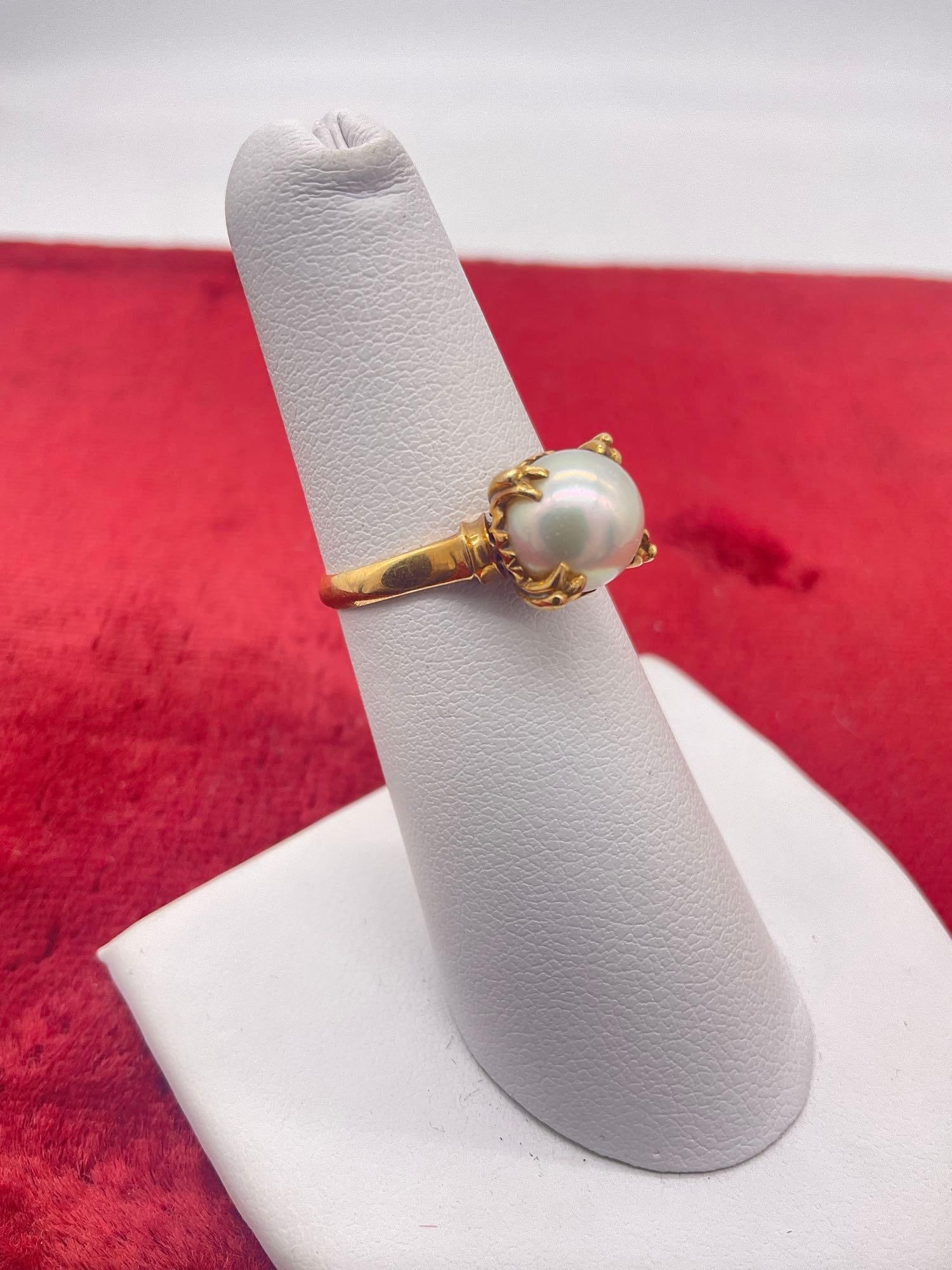 Stunning Women's 18K Gold solitaire ring Featuring lustrous Round pearl in a scalloped prong sett... - 2