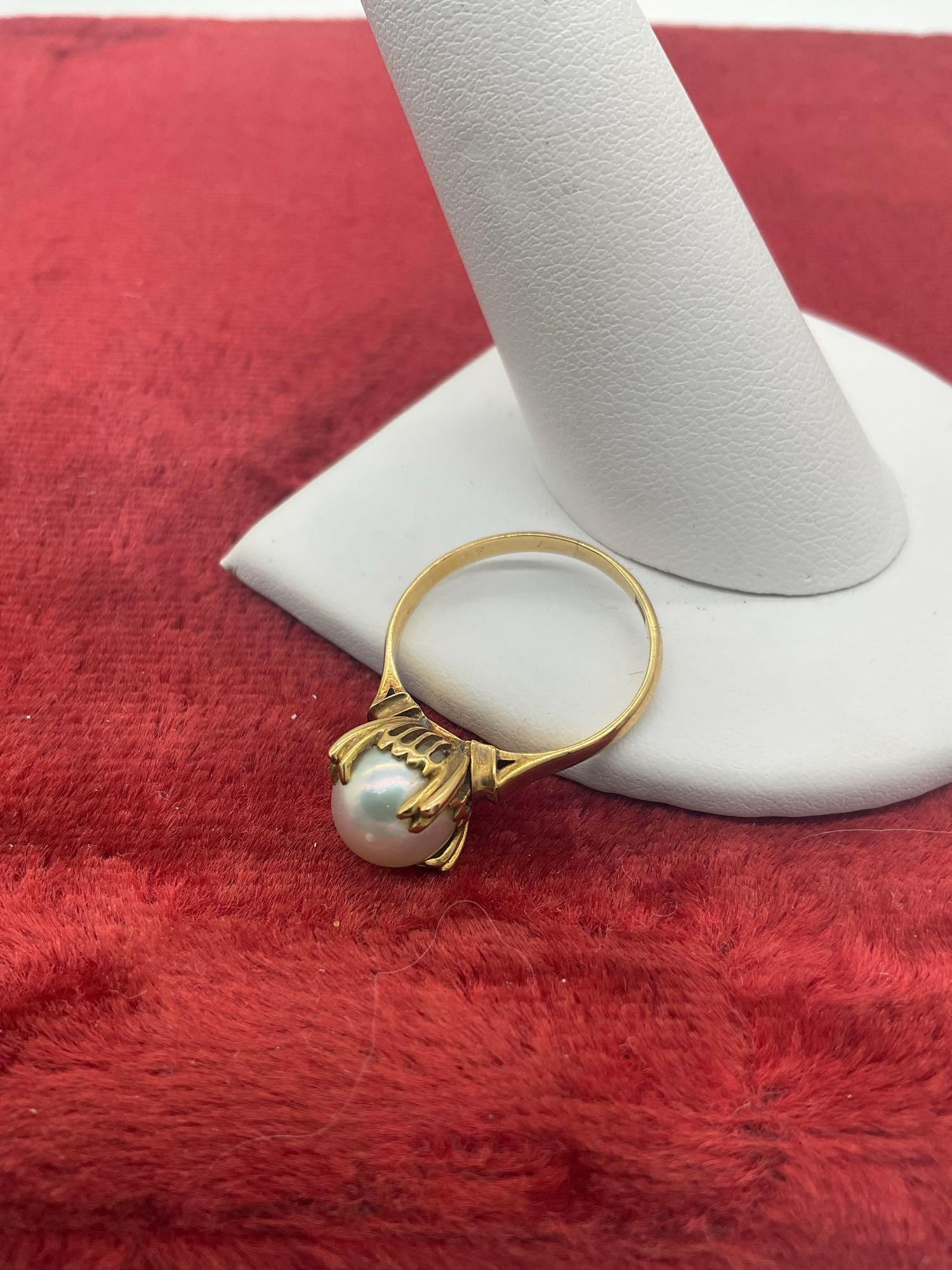 Stunning Women's 18K Gold solitaire ring Featuring lustrous Round pearl in a scalloped prong sett... - 3