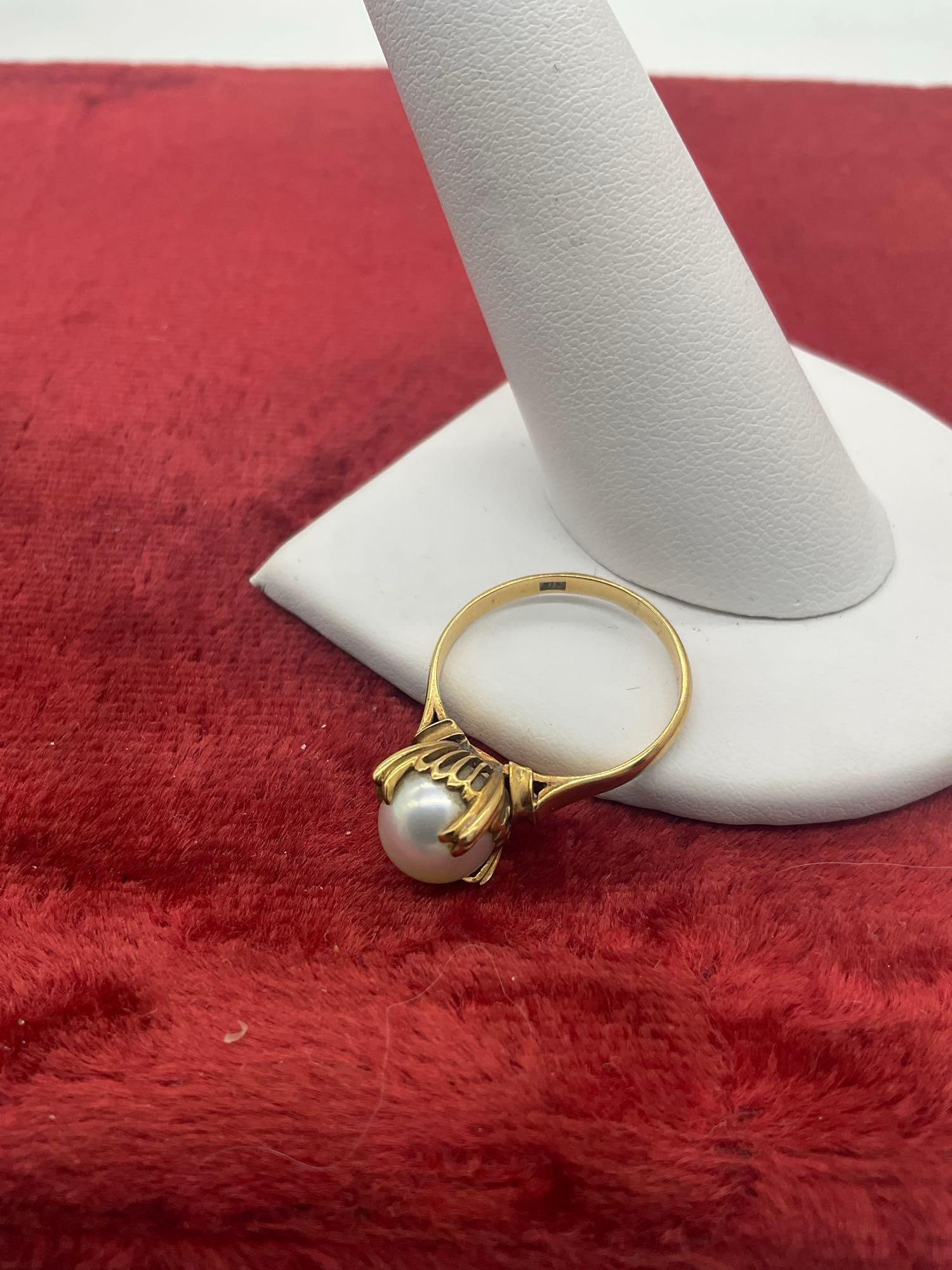 Stunning Women's 18K Gold solitaire ring Featuring lustrous Round pearl in a scalloped prong sett... - 4