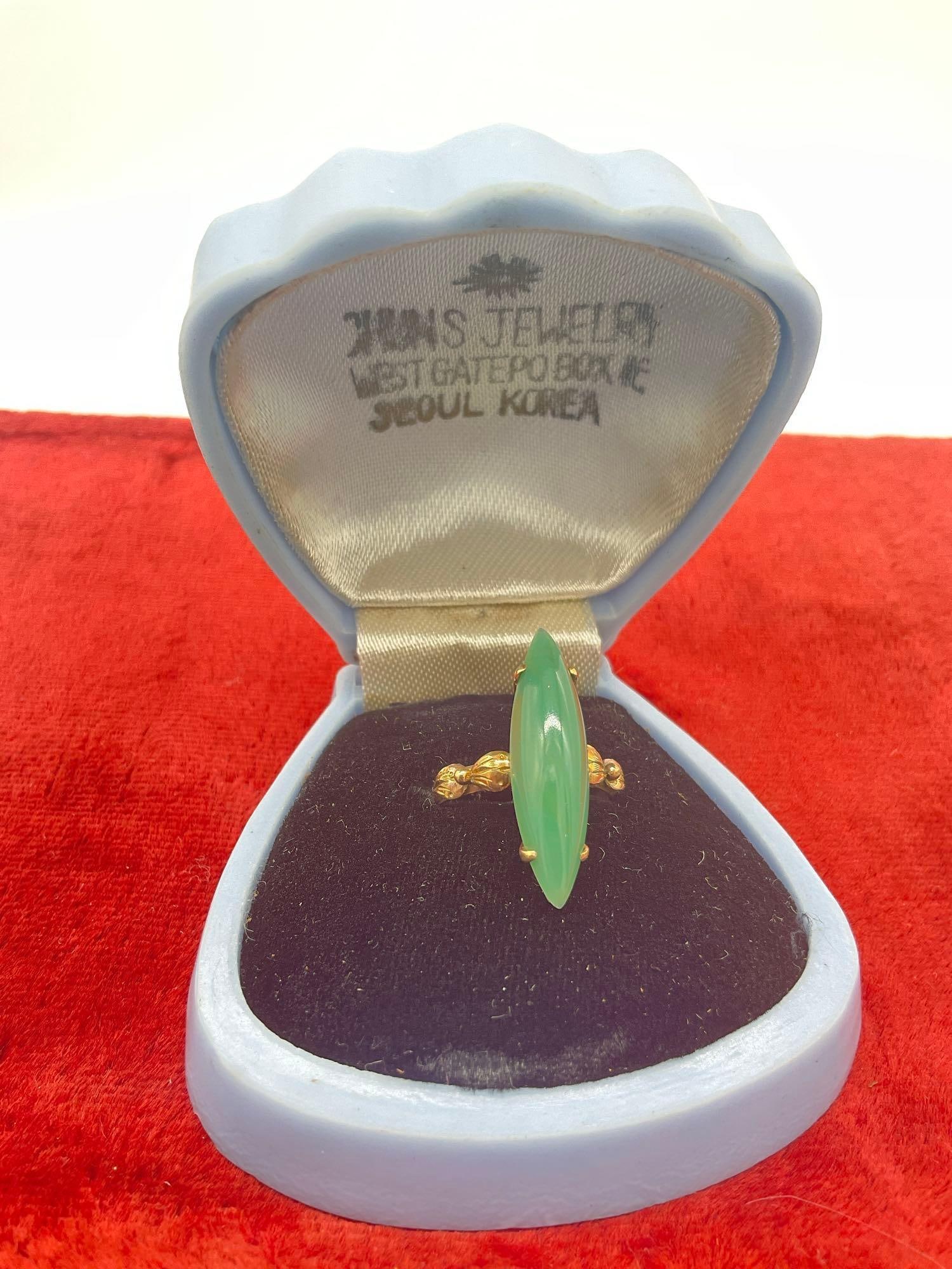 Vintage Women's 14K gold ring featuring a marquise cut green jadeite stone size 6 / 4.09 grams
