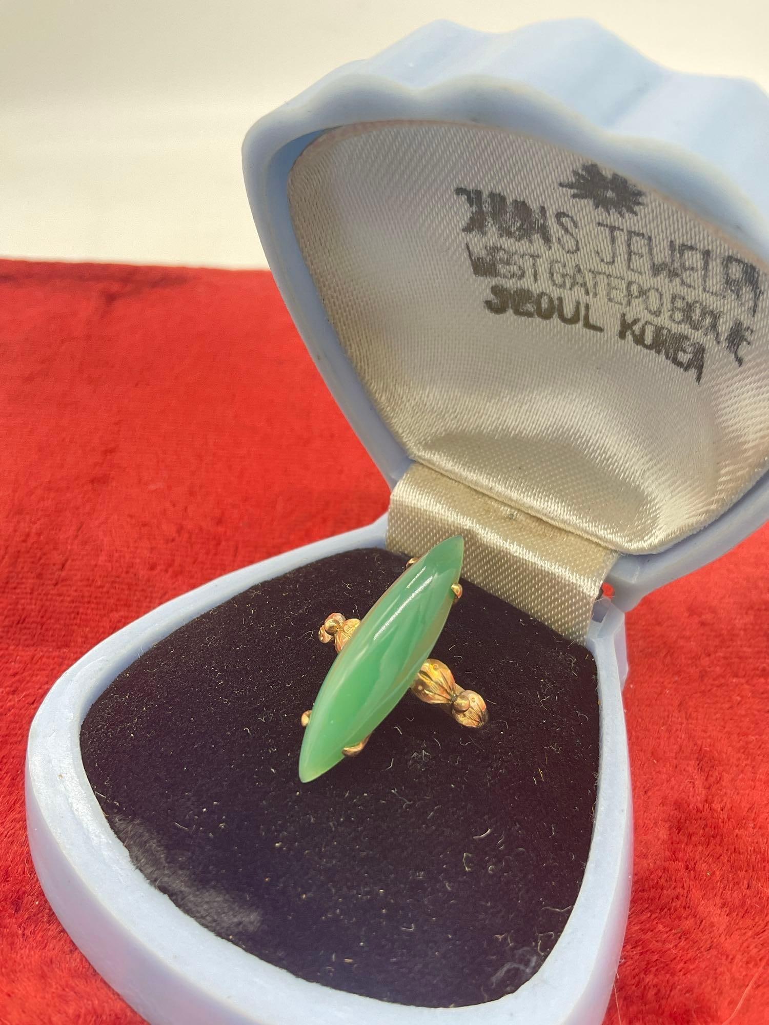 Vintage Women's 14K gold ring featuring a marquise cut green jadeite stone size 6 / 4.09 grams - 2