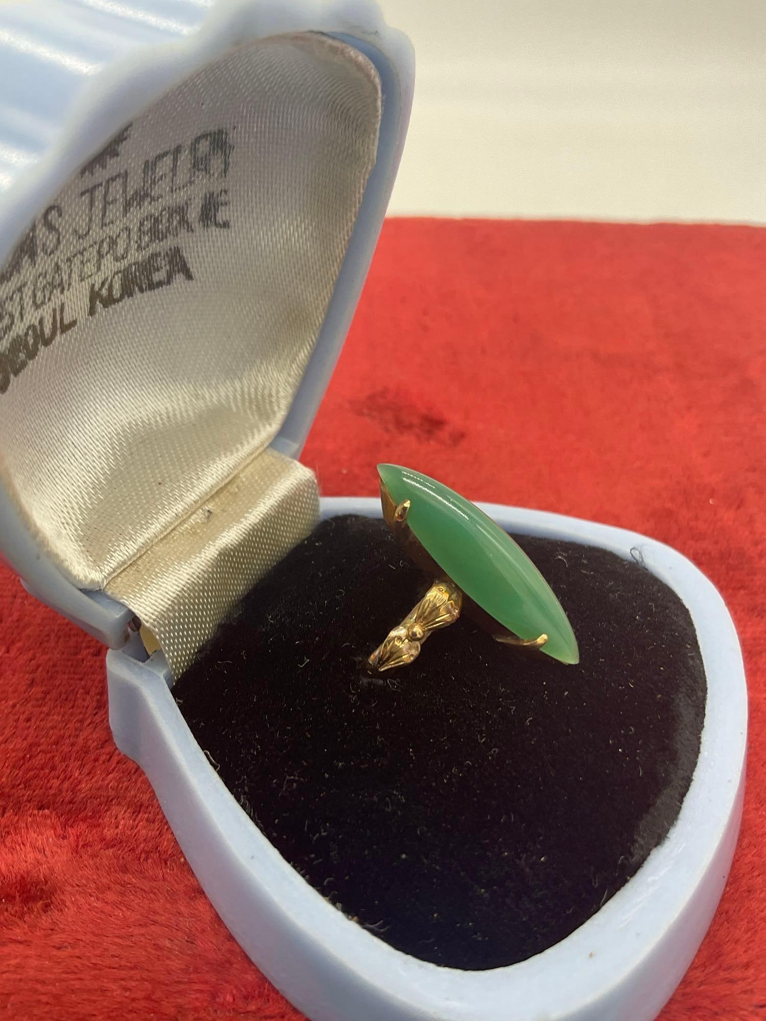 Vintage Women's 14K gold ring featuring a marquise cut green jadeite stone size 6 / 4.09 grams - 3